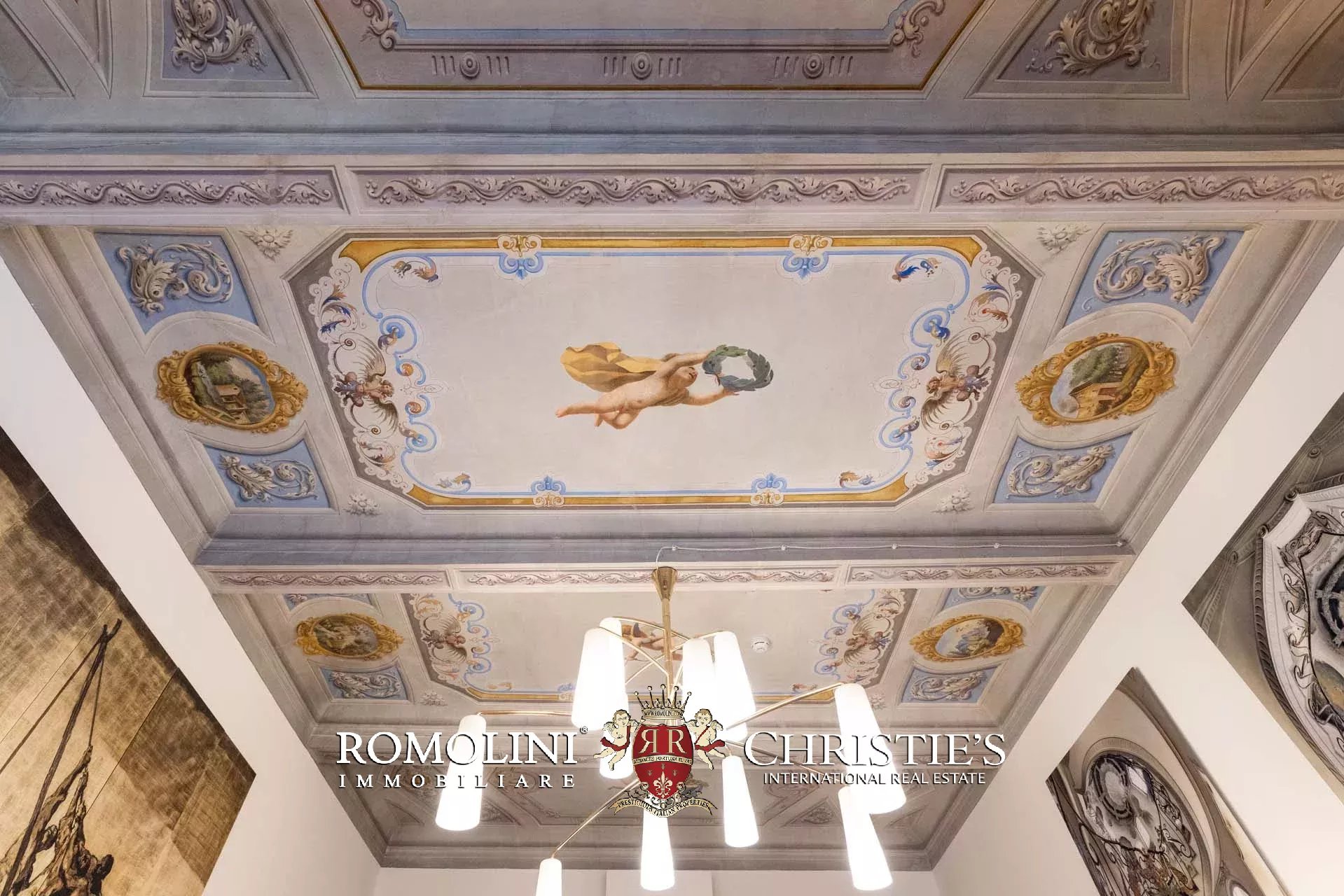 PRACHTVOLLER RESTAURIERTER PALAZZO MIT BLICK AUF DAS HISTORISCHE ZENTRUM VON FLORENZ ZU VERKAUFEN