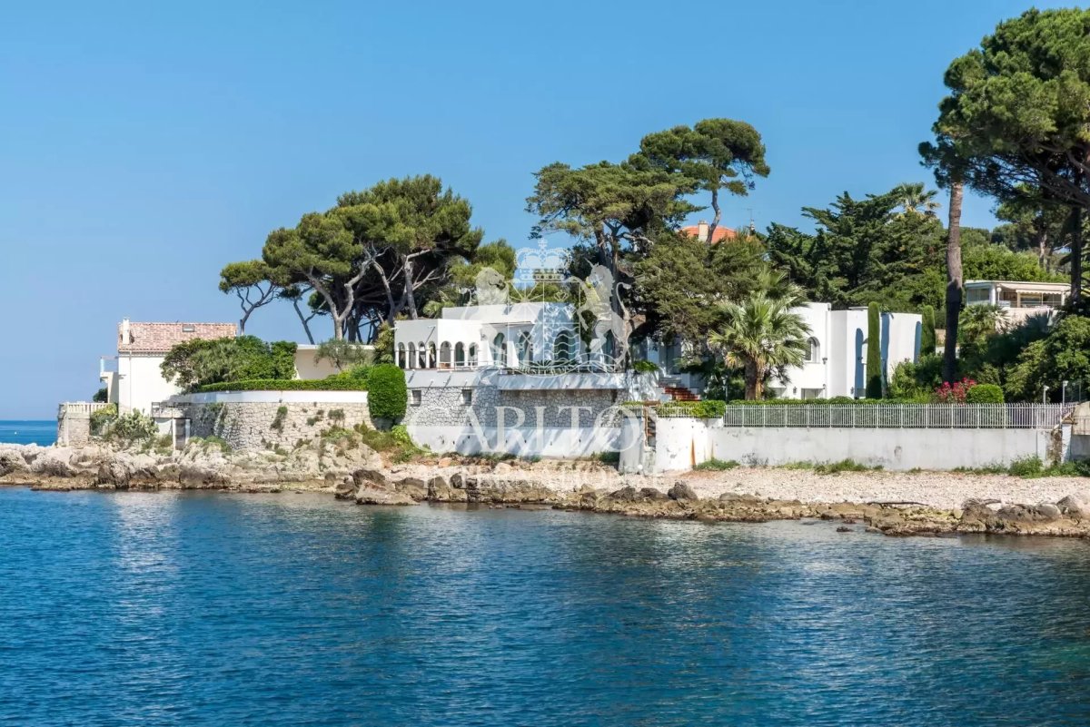 Villa pieds dans l&rsquo;eau au Cap d&rsquo;Antibes avec accès mer
