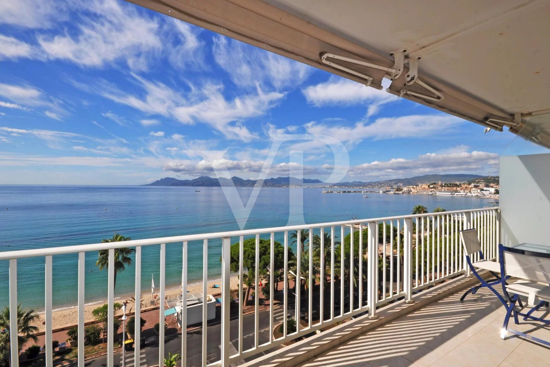 Apartamento elevado en la Croisette con vistas panorámicas al mar y un potencial excepcional