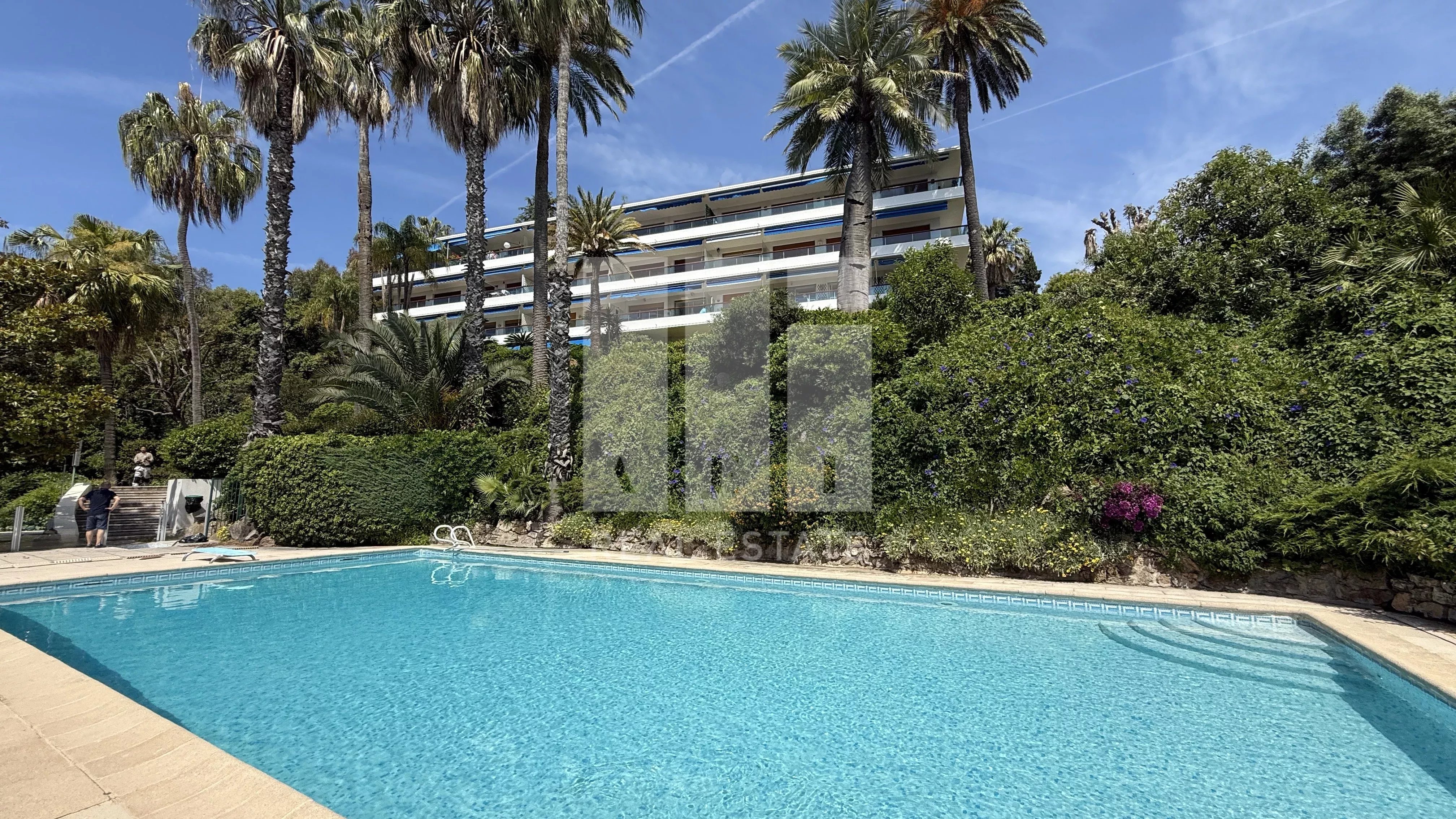 Secteur Cannes Eden studio rénové joli vue parc piscine