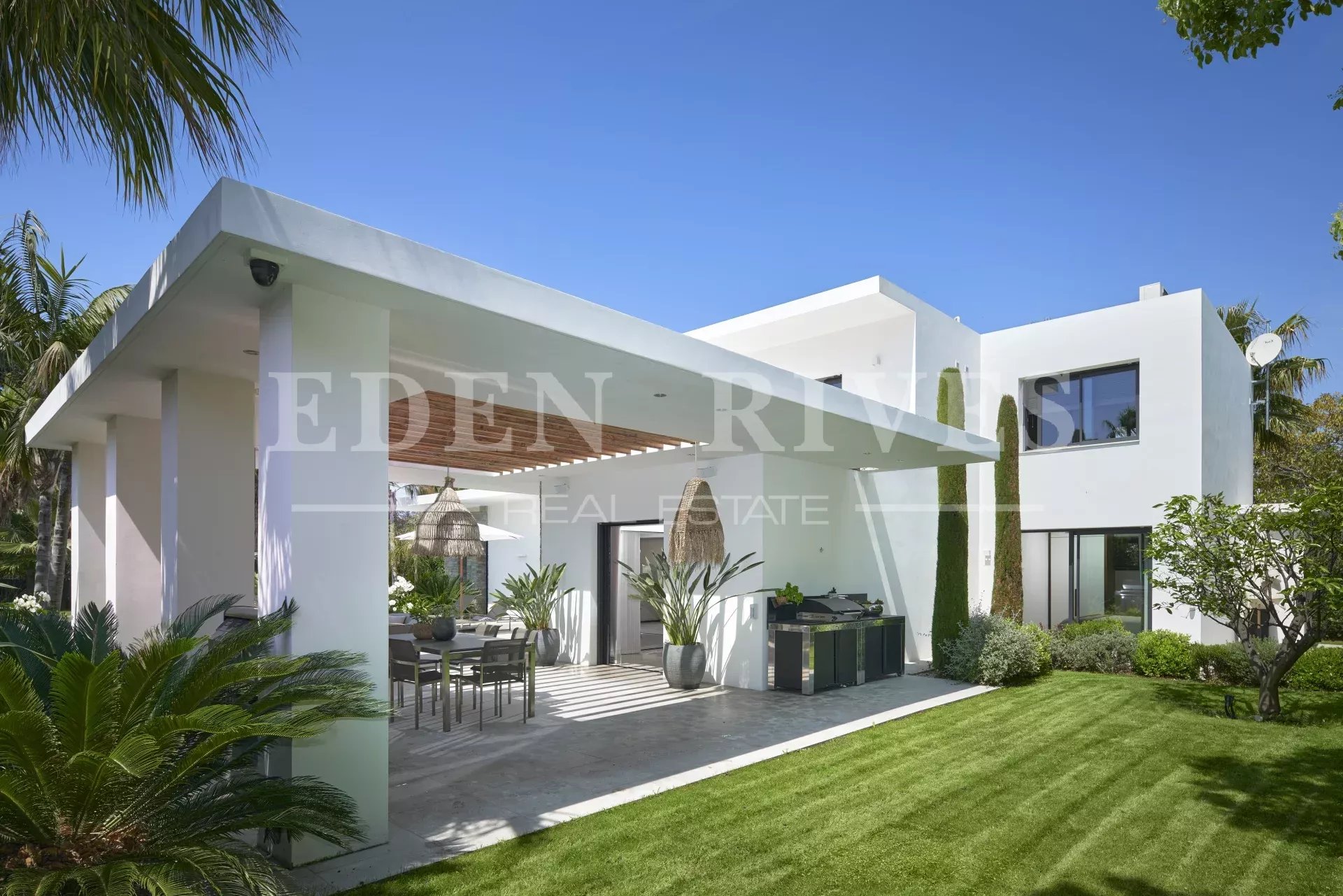 ÉLÉGANTE VILLA CONTEMPORAINE   ( VENDU )
