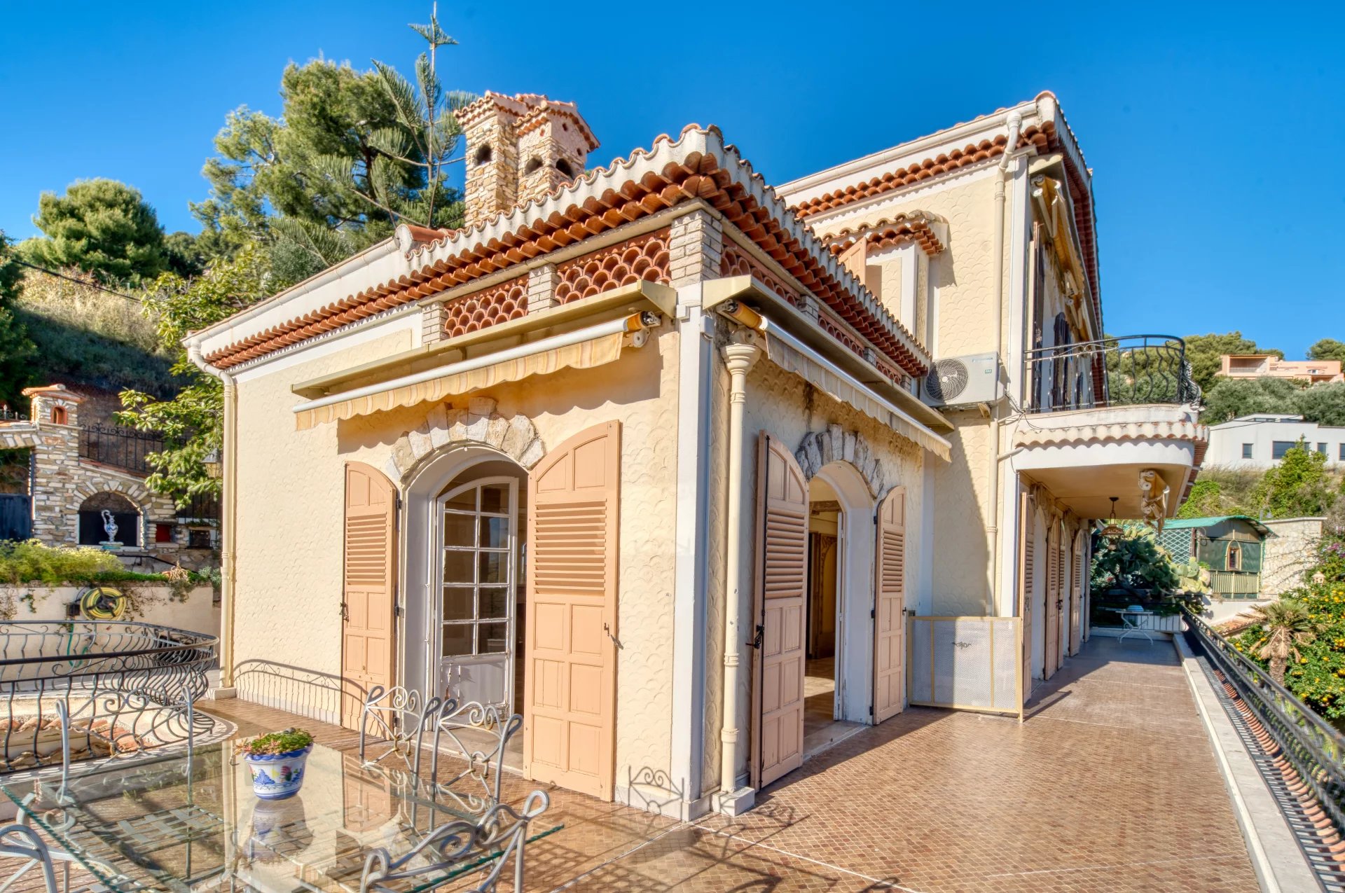 Roquebrune Cap Martin -Rare Opportunité : Villa Vue Mer Panoramique à Fort Potentiel – Monaco Proche