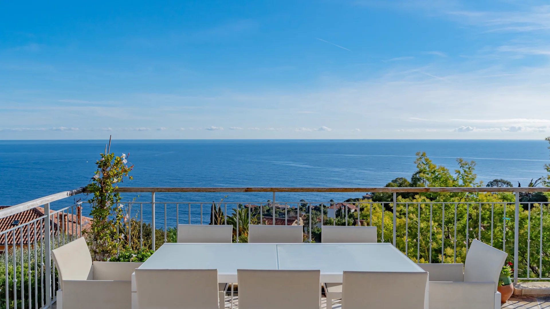 Beautiful south-facing house with panoramic sea views