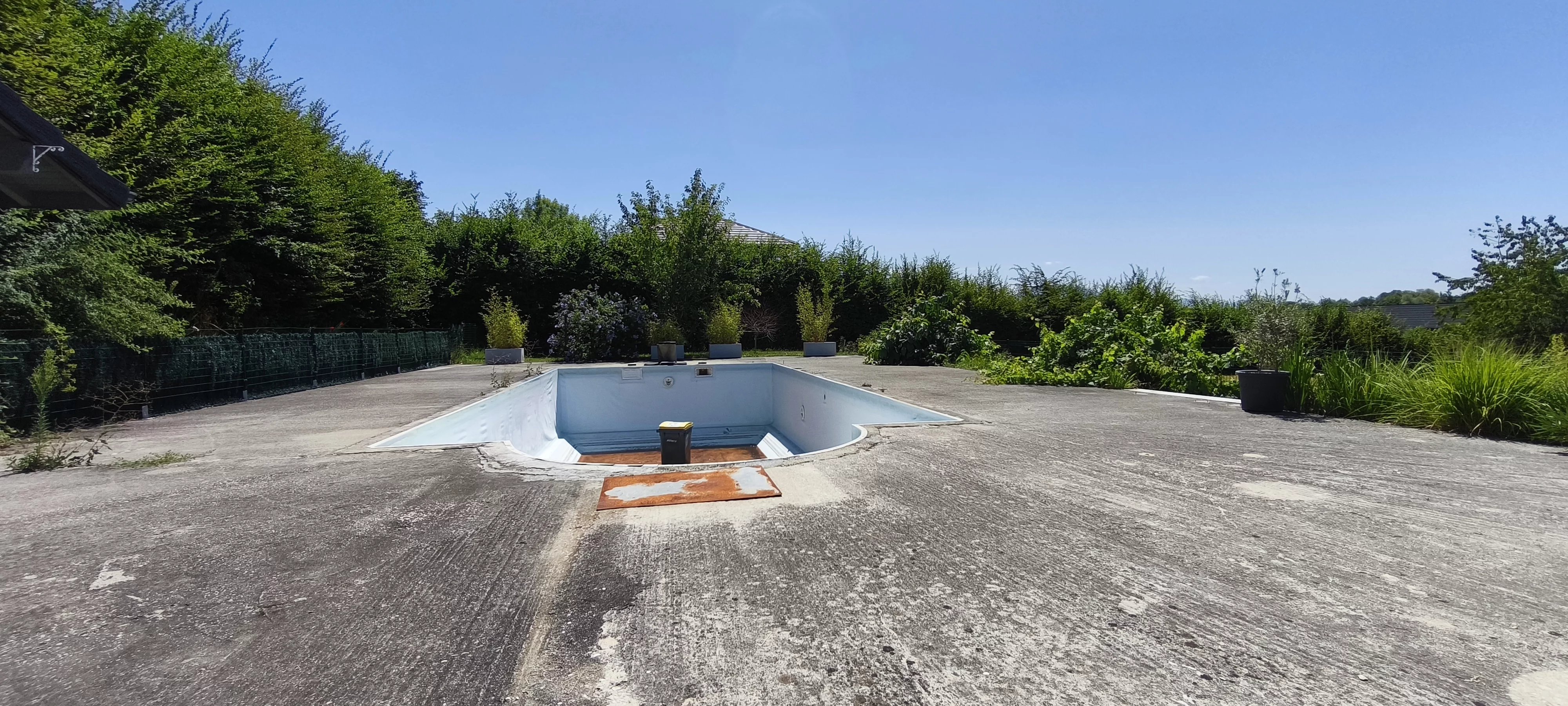 Terrain constructible de 998 m² avec piscine à Fillière