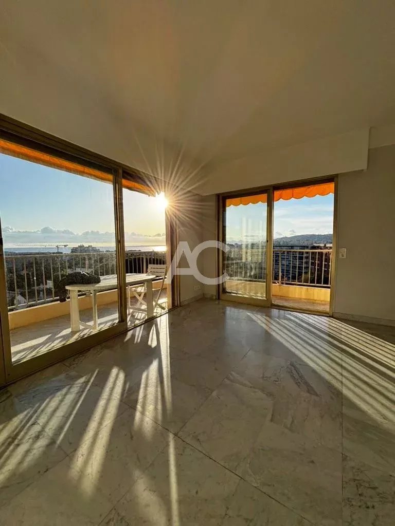 JUAN-LES-PINS - DERNIER ETAGE - SUPERBE VUE MER