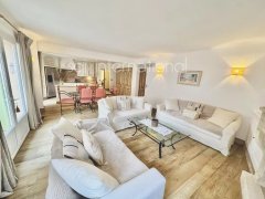 Saint Tropez 3 bedroom apartment Place des Lices for sale — photo 2 of 7