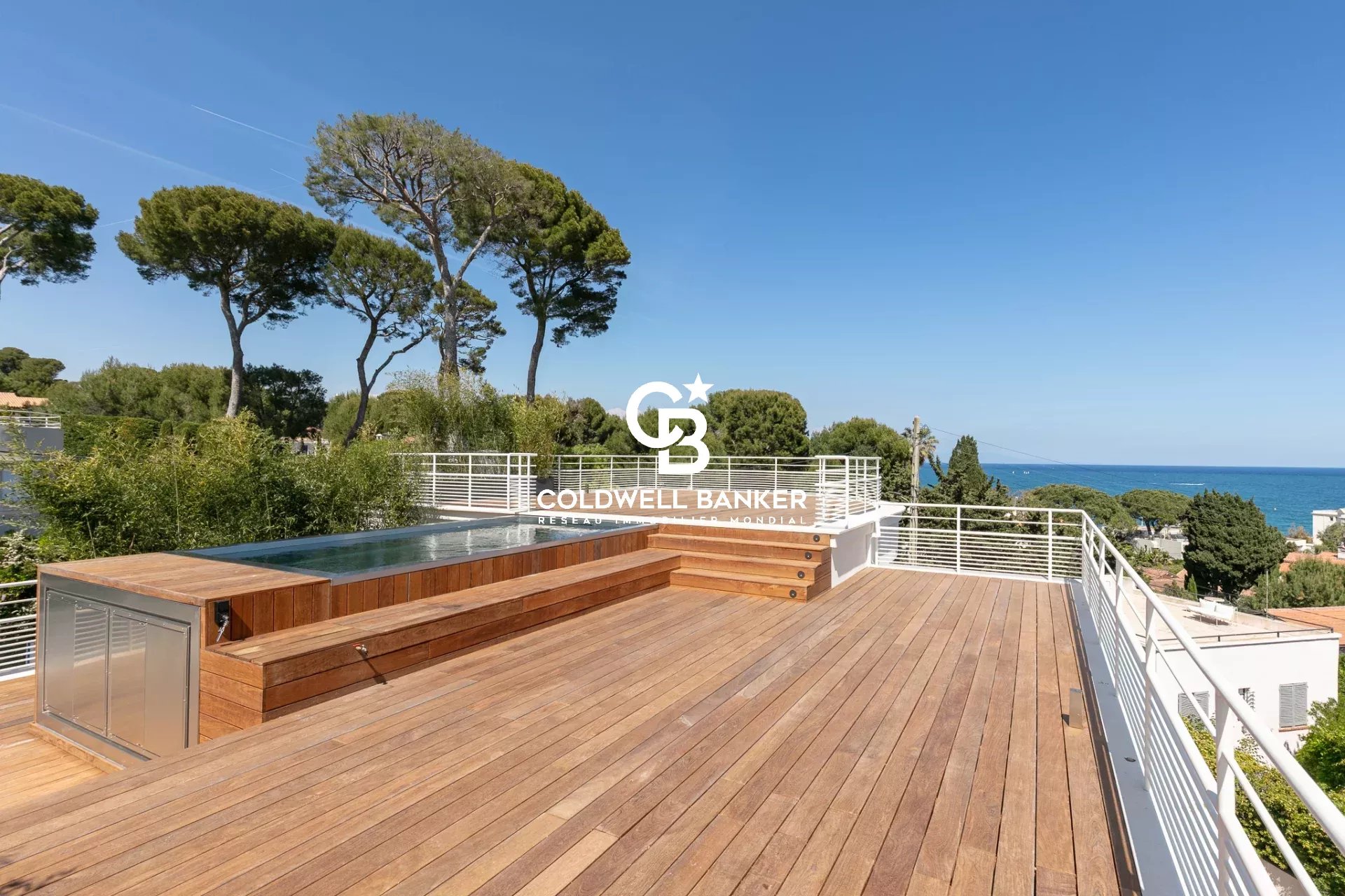 Cap d’Antibes | Exclusivité — Villa Art Déco rénovée avec vitrail historique et vue mer panoramique