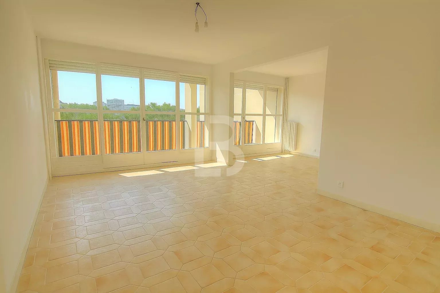 3P lumineux avec balcon et parking fermé – Le Cannet Blanchisserie