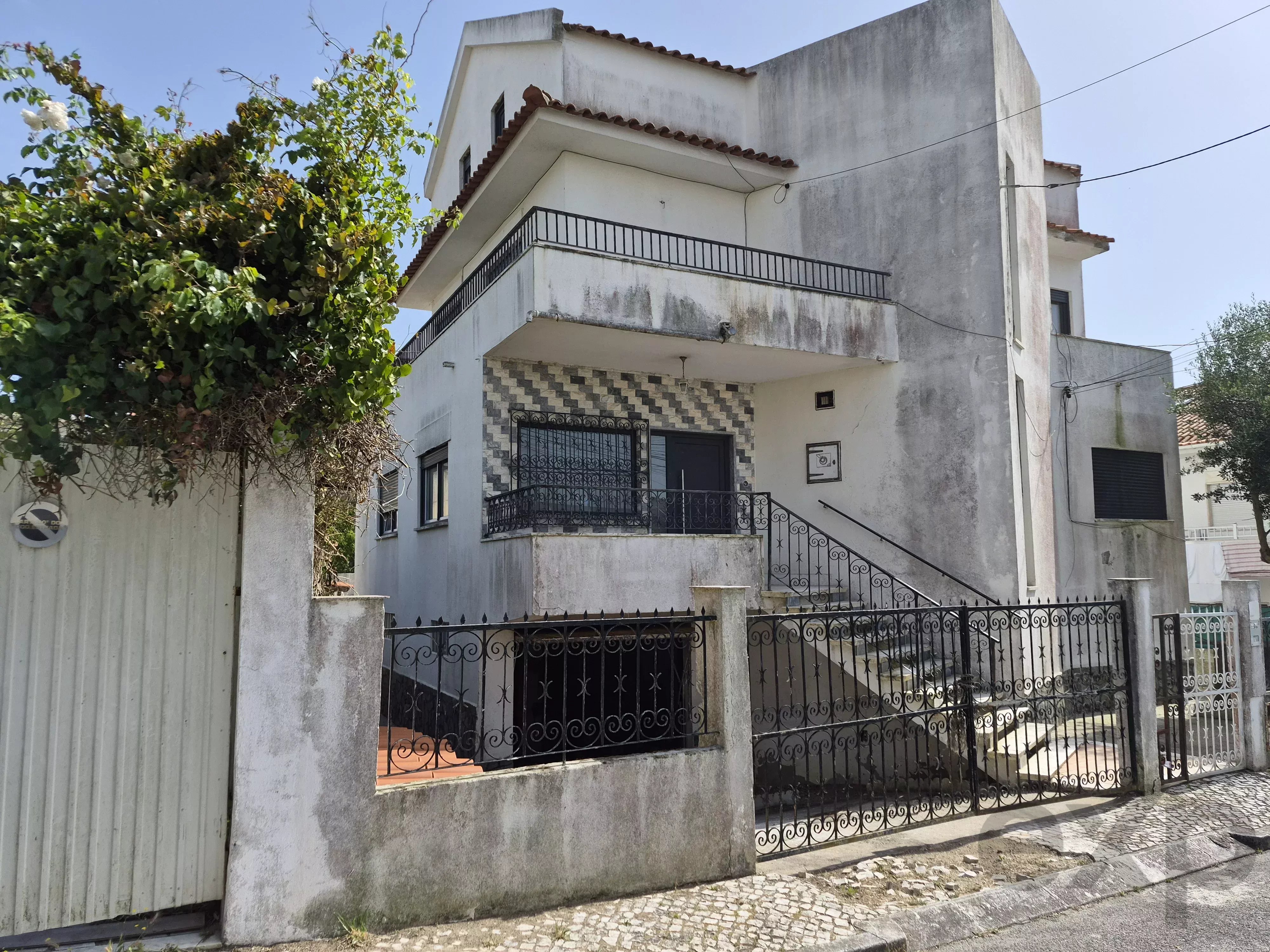 6-Bedroom House for Renovation – Val Cavala, Charneca da Caparica 87042419 image 1