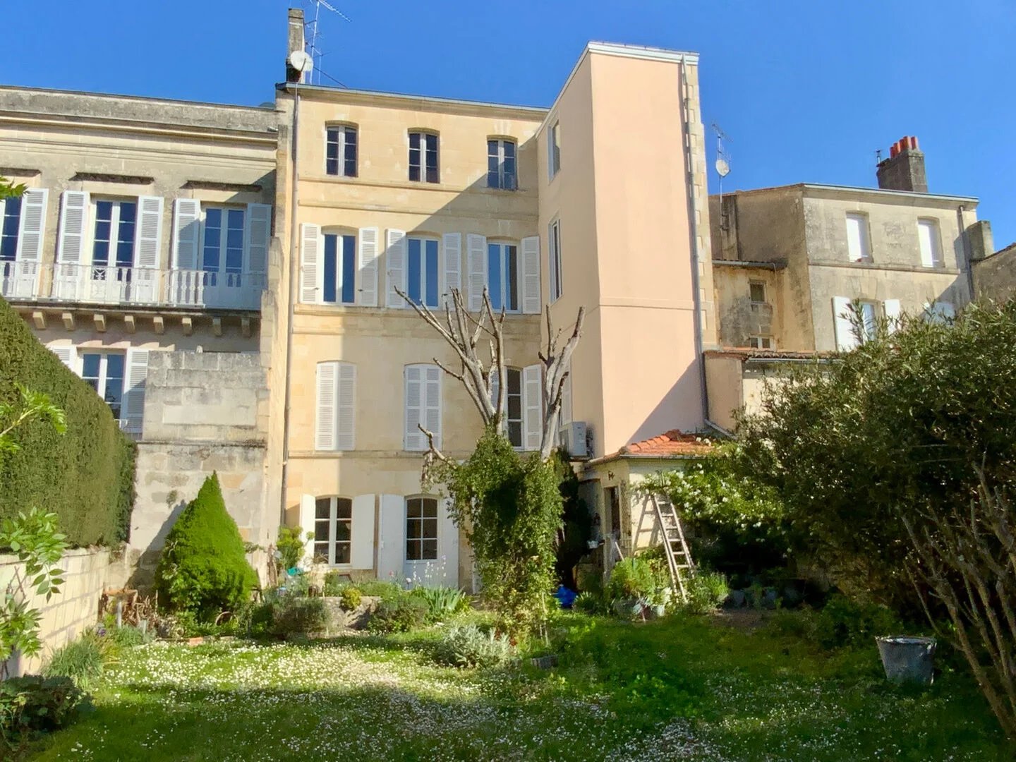 Immeuble Jonzac centre260 m2