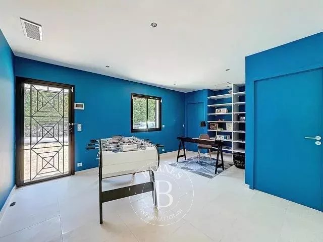 Roquefort Les Pins - One-storey villa - 5 bedrooms plus a studio - picture 12