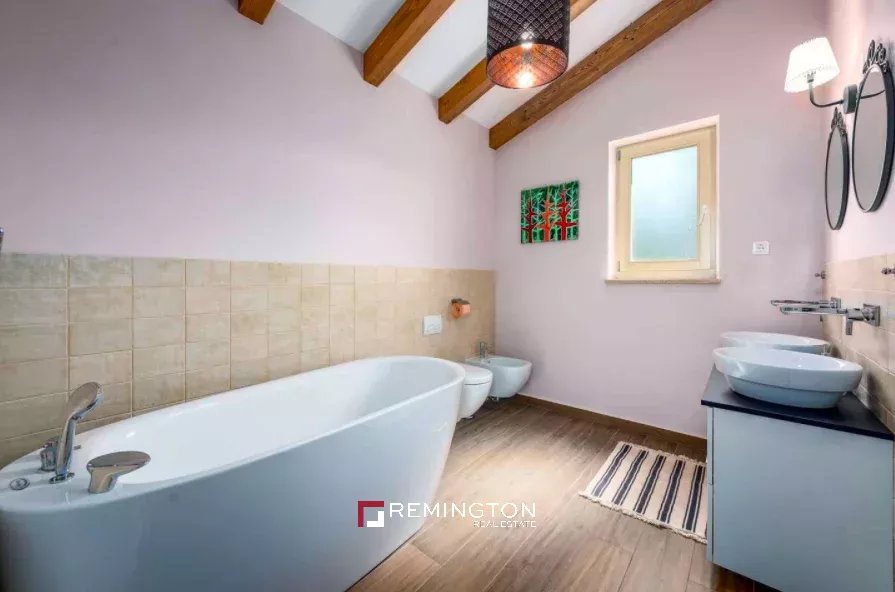6 Bedroom Villa/Townhouse's Image 14
