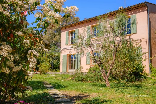 Charming Villa within walking distance of Shops — photo 3