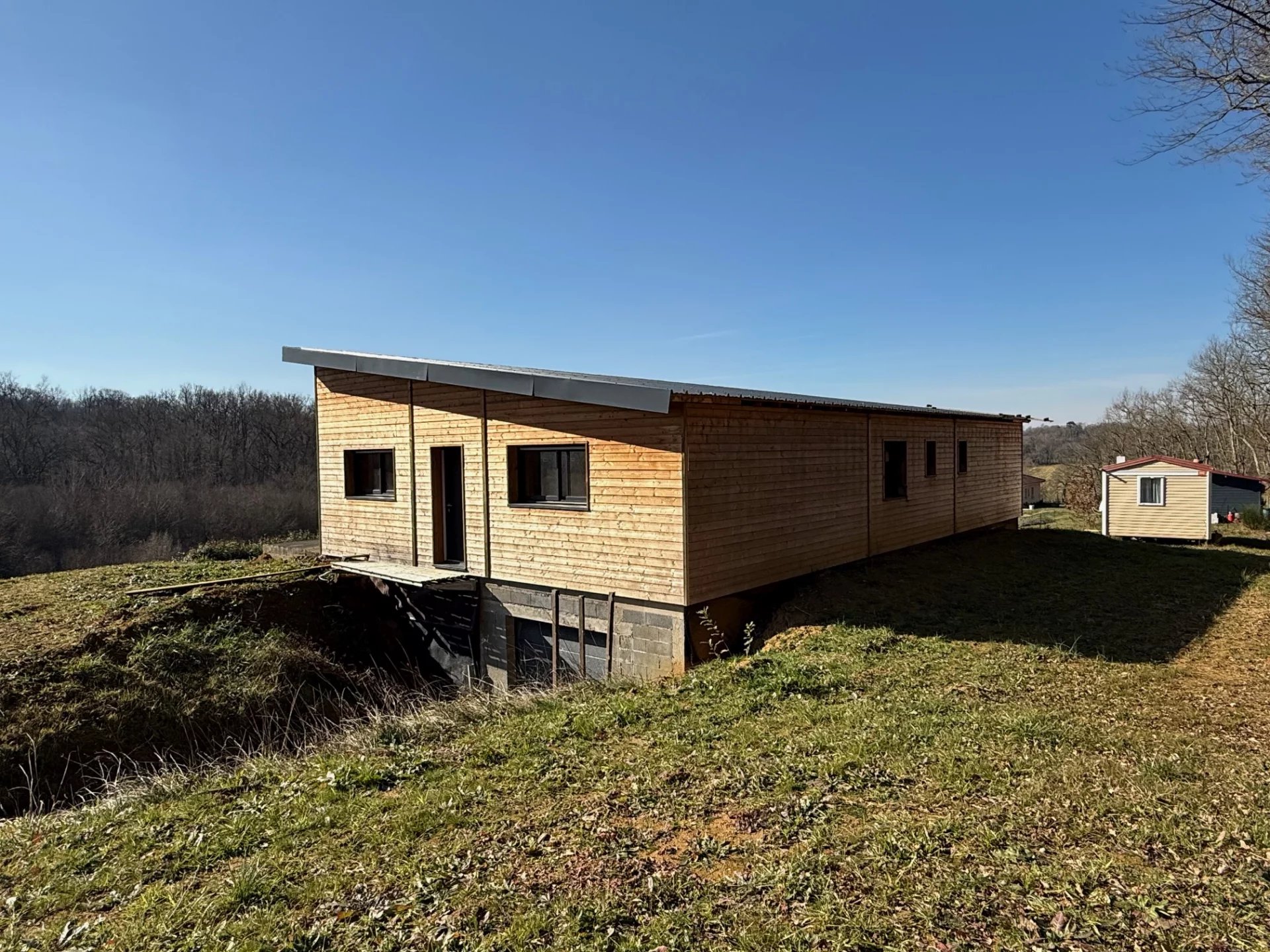 Belle maison T5 à terminer de 152m2 habitables sur sous sol plein et 3000m2 de terrain au calme