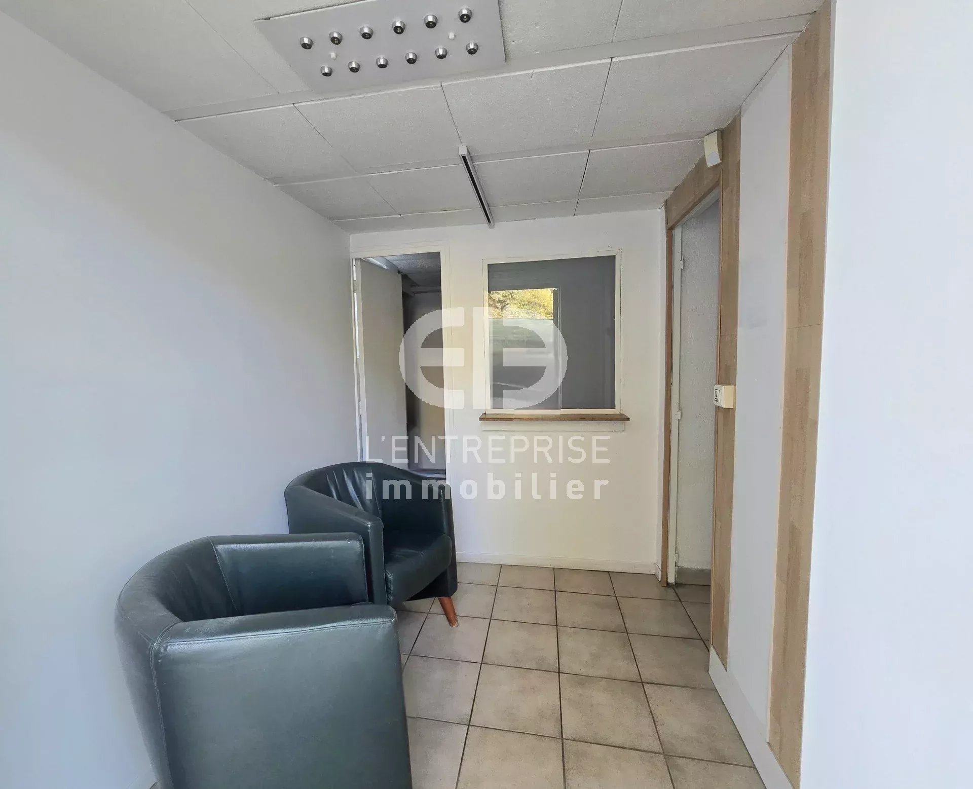 Location Entrepôt Contes