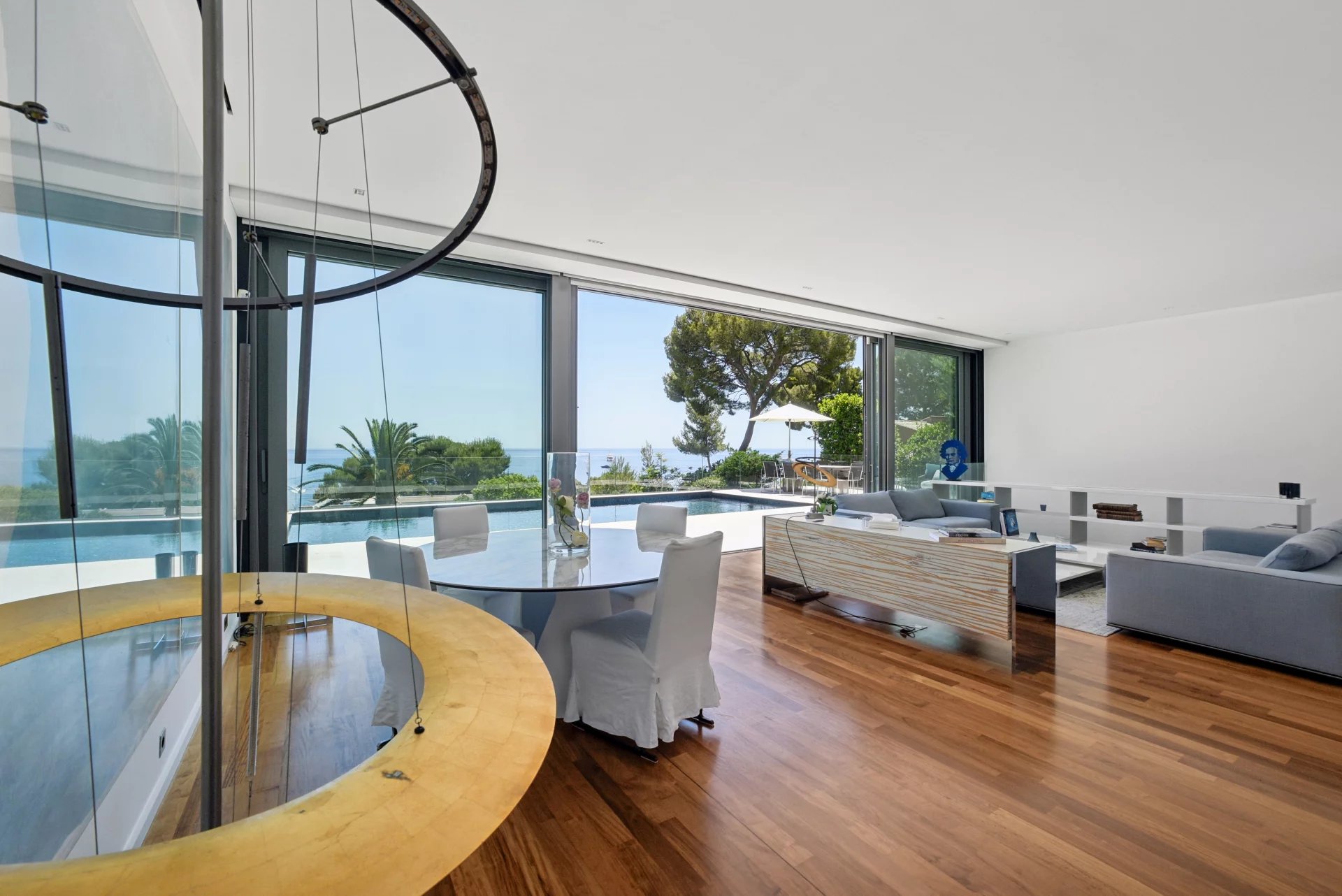 Villa contemporaine d'exception à Èze Bord de Mer – Un véritable écrin entre mer et montagne