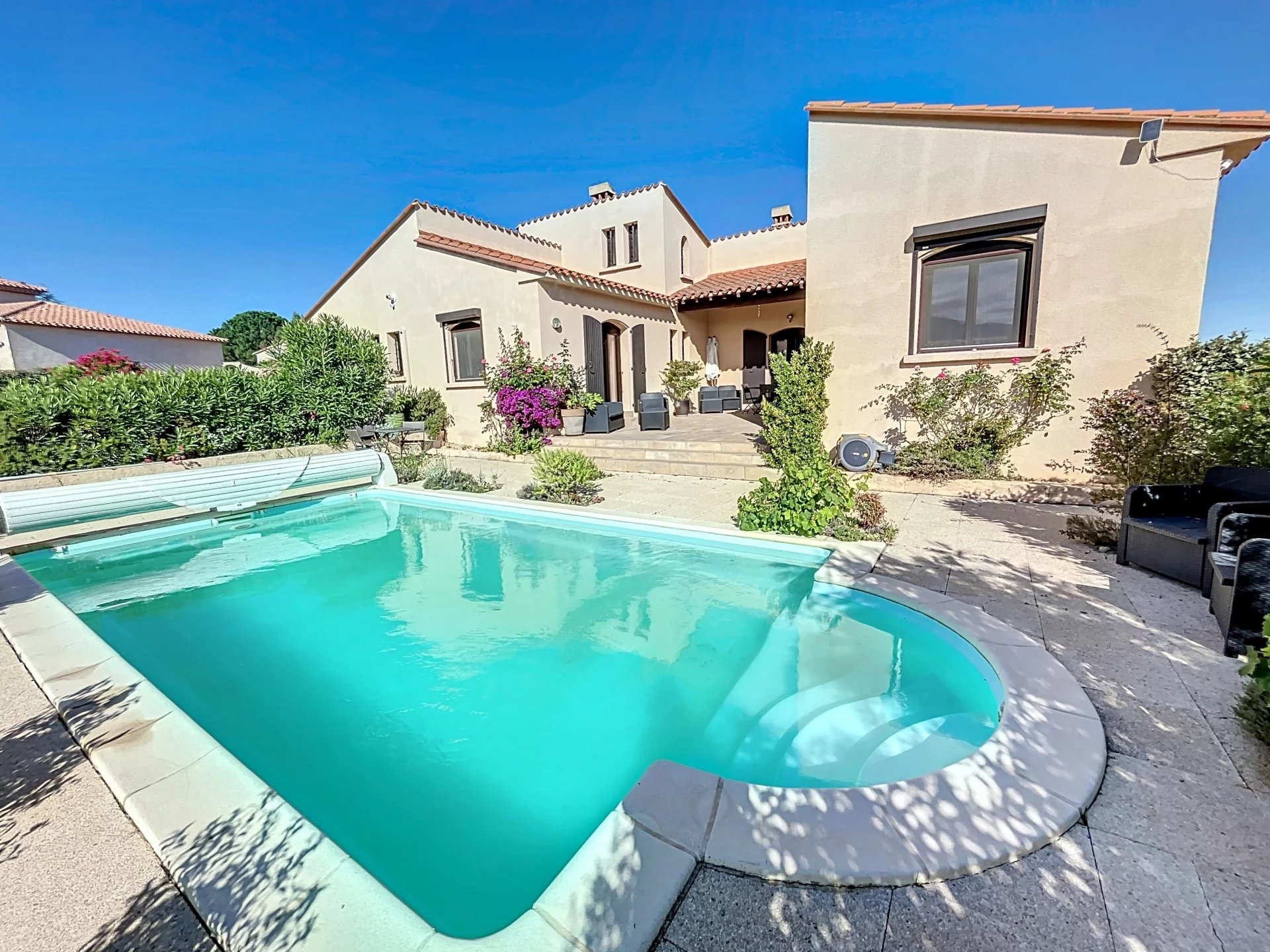 MAGNIFIQUE VILLA AVEC PISCINE ET VUES, MONTESQUIEU DES ALBERES