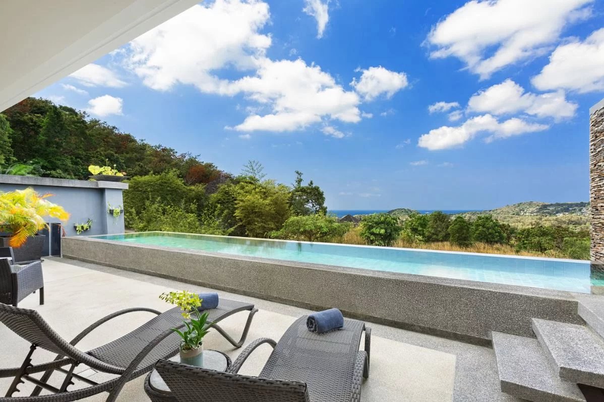 La villa offre une vue imprenable sur la mer d'Andaman et est offerte de verdure pittoresque.