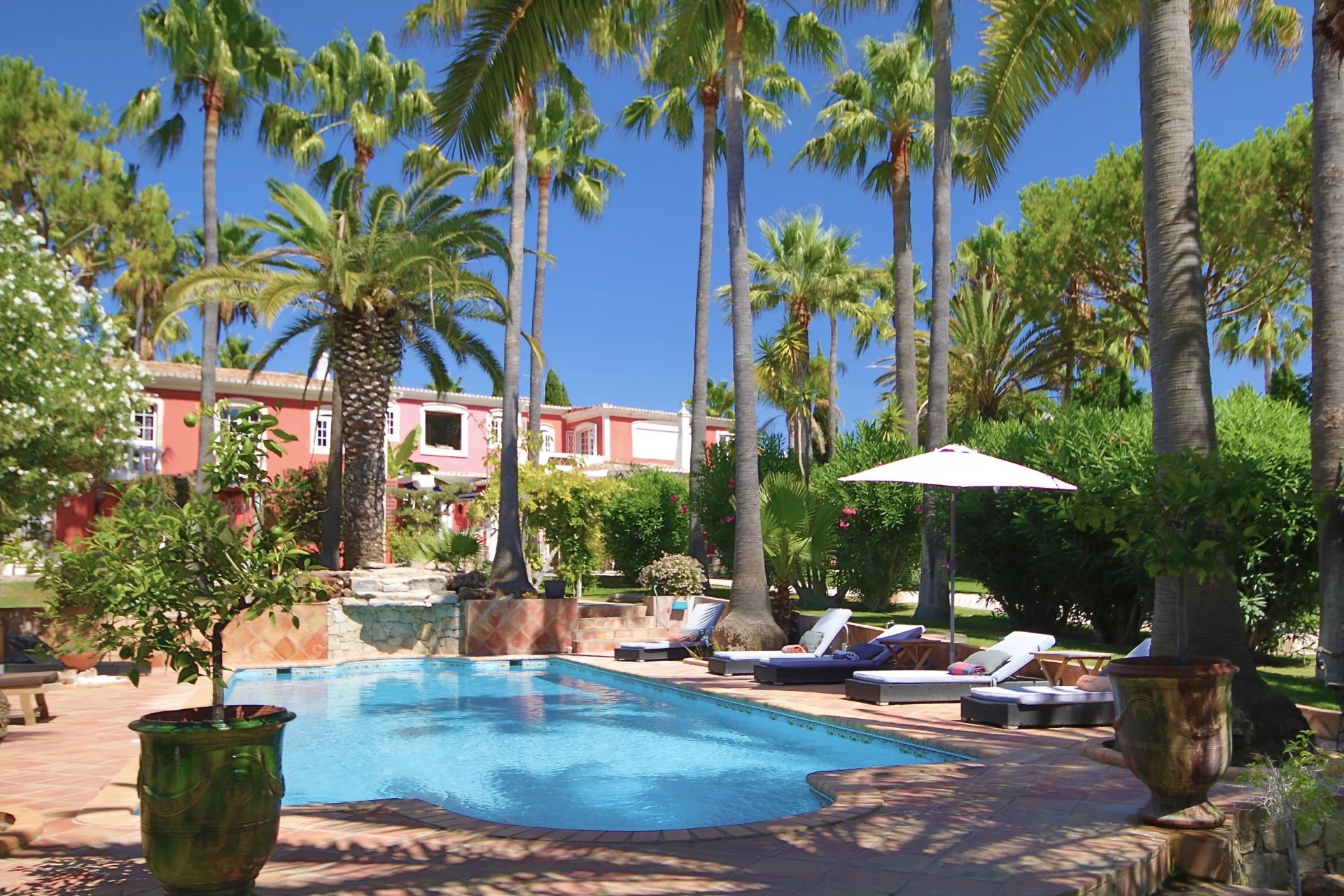 Villa Prestigiosa com Grande Jardim e Piscina, a Dois Passos de Vale do Lobo