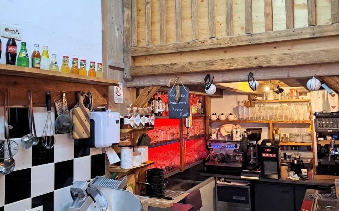 BAR RESTAURANT LICENCE IV STATION VILLAGE — photo 3