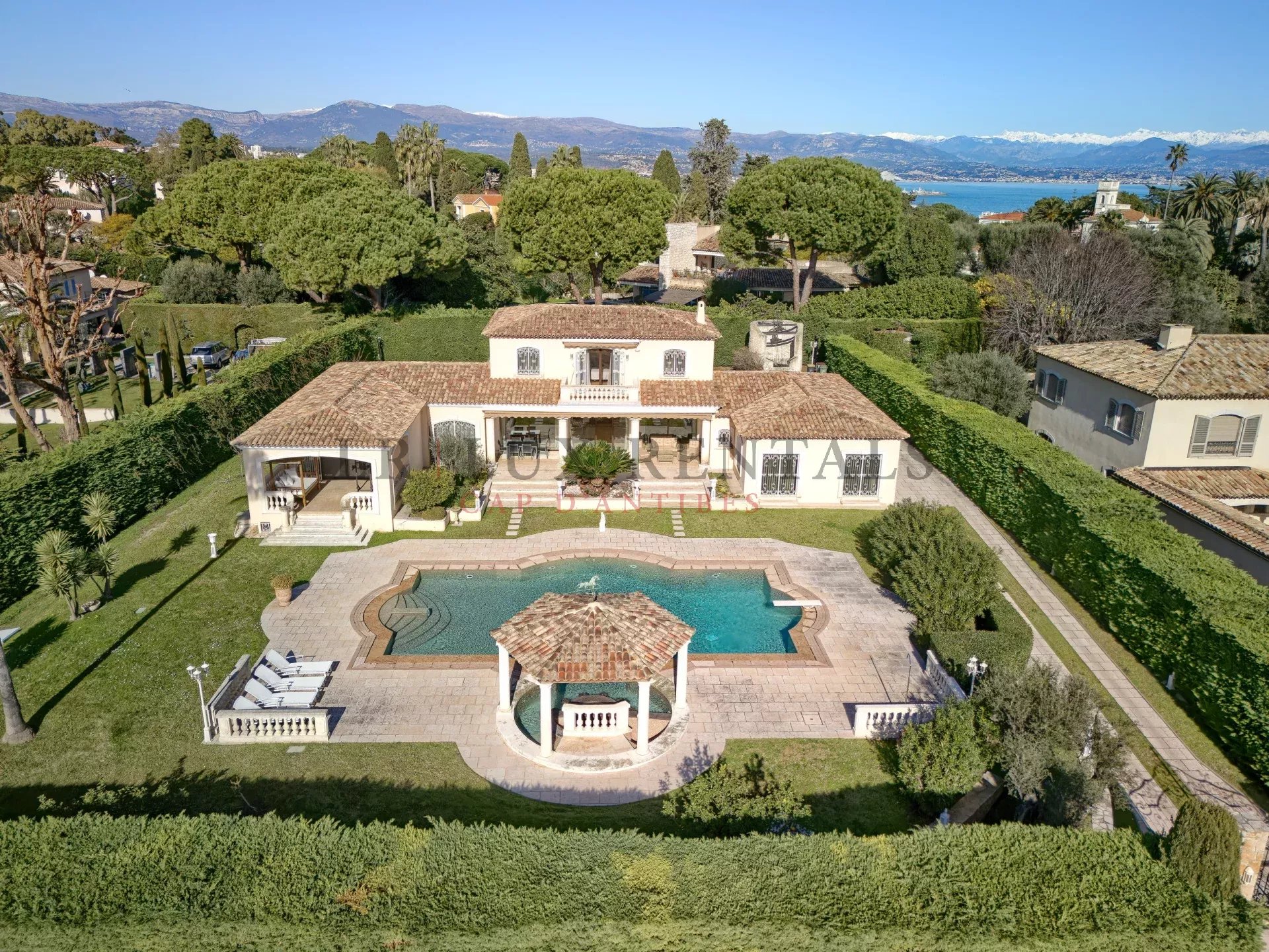 Cap d'Antibes, versant ouest, Luxueuse villa dans un domaine fermé