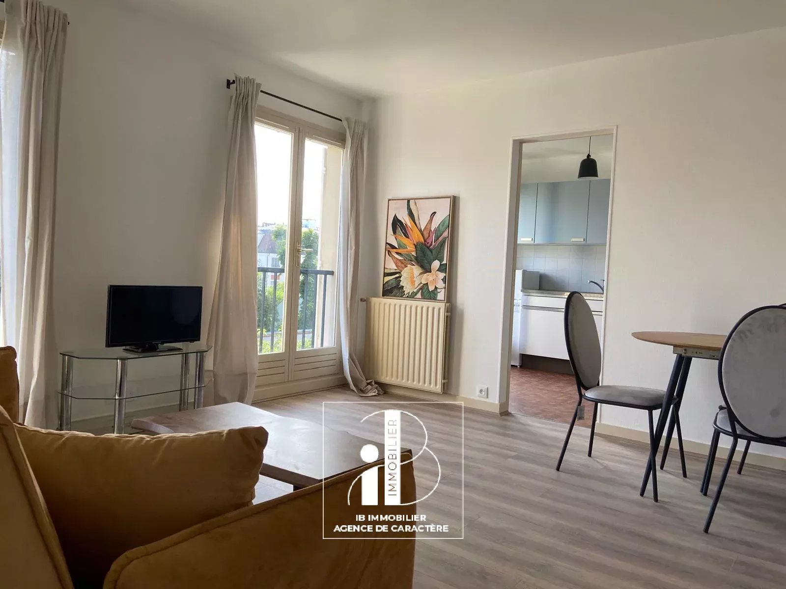 FONTAINEBLEAU T2 - 43 M² - NEAR TOWN CENTER - FURNITURE - PARKING SPACE