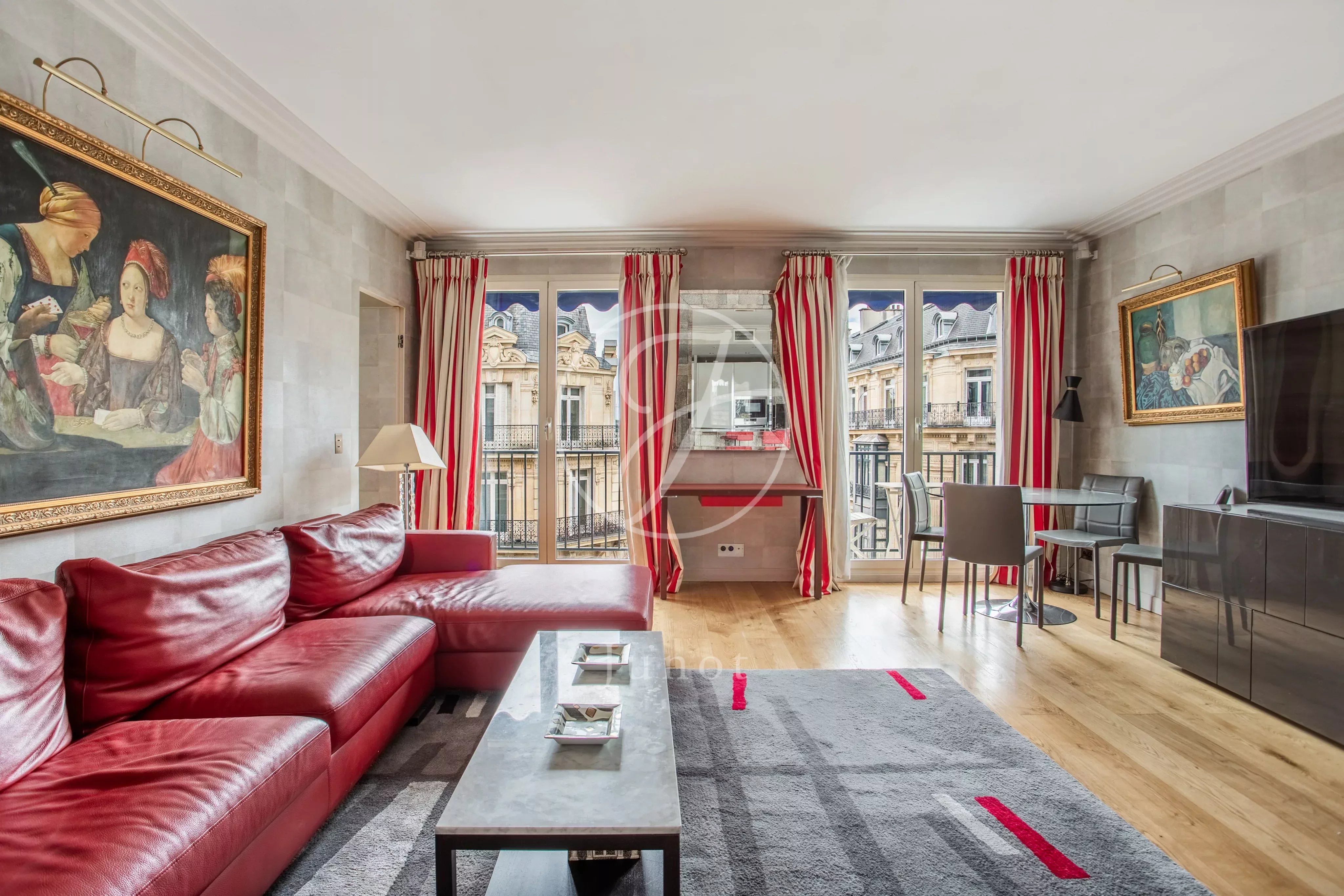 Paris 8e - AVENUE GEORGE V / FRANKLIN ROOSEVELT / TRIANGLE D'OR - Appartement à louer - 2 pièces meublé - 56,69m² Carrez - 1 chambre - Balcon.