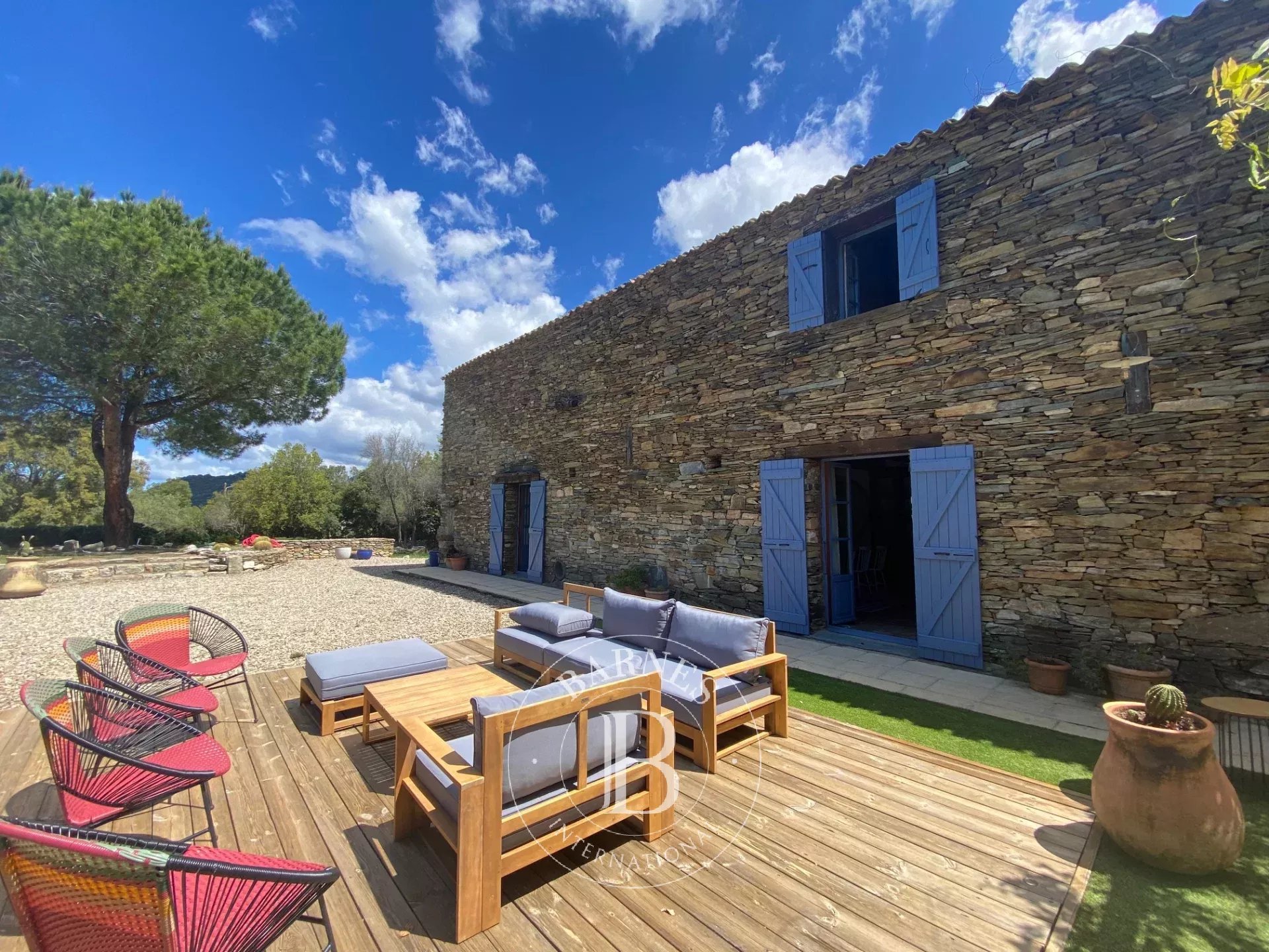 Exclusivité, Saint-Florent, villa en pierres, 5 chambres, parc arboré avec piscine, proche plage