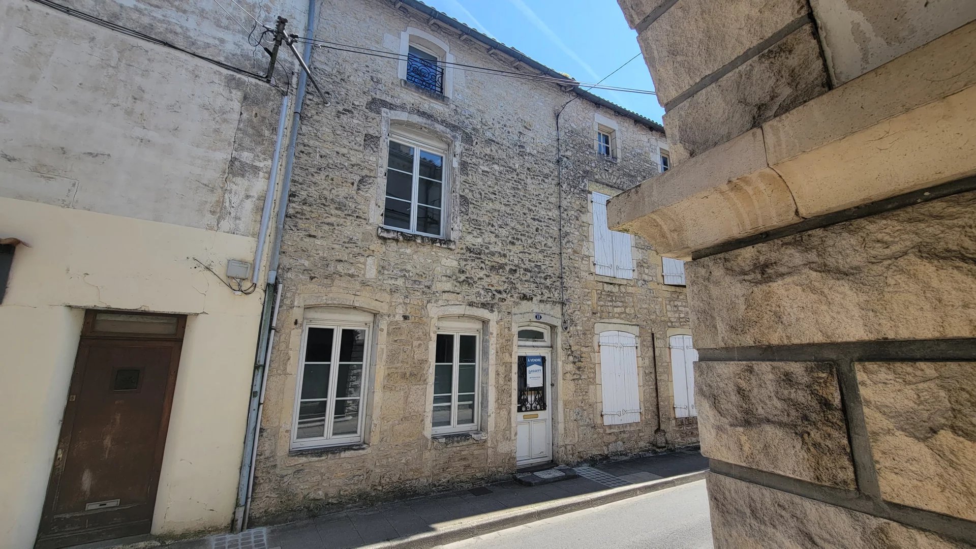 Au coeur du centre ville - grande maison de ville offrant quatre chambres, une courette, cave et dépendance