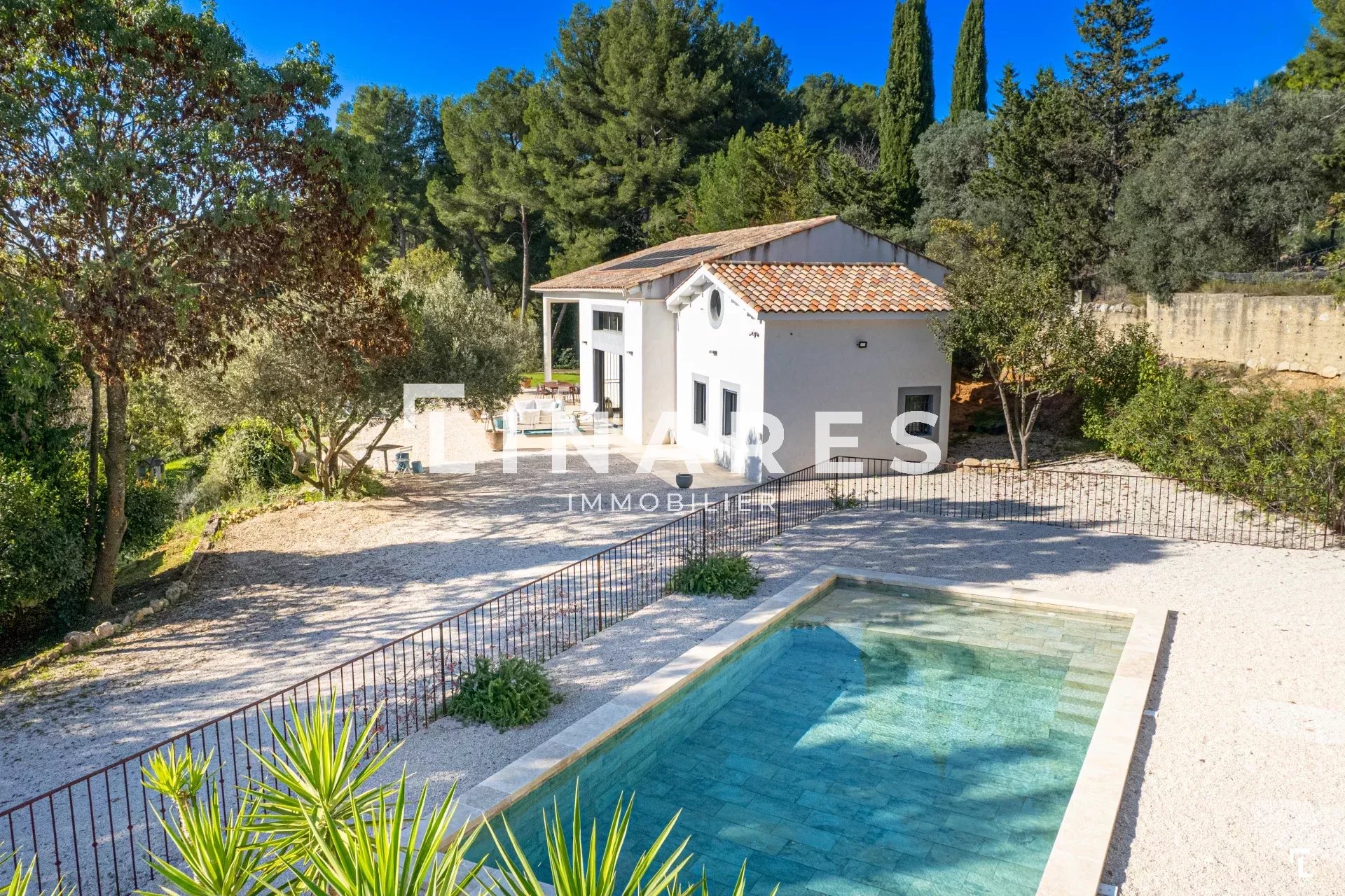 LA MAJESTUEUSE - Villa T8 de 305m² dont une dépendance T3 de 35m² - Piscine - Enclos pour chevaux - Terrain de 4000m² - 13011 EOURES