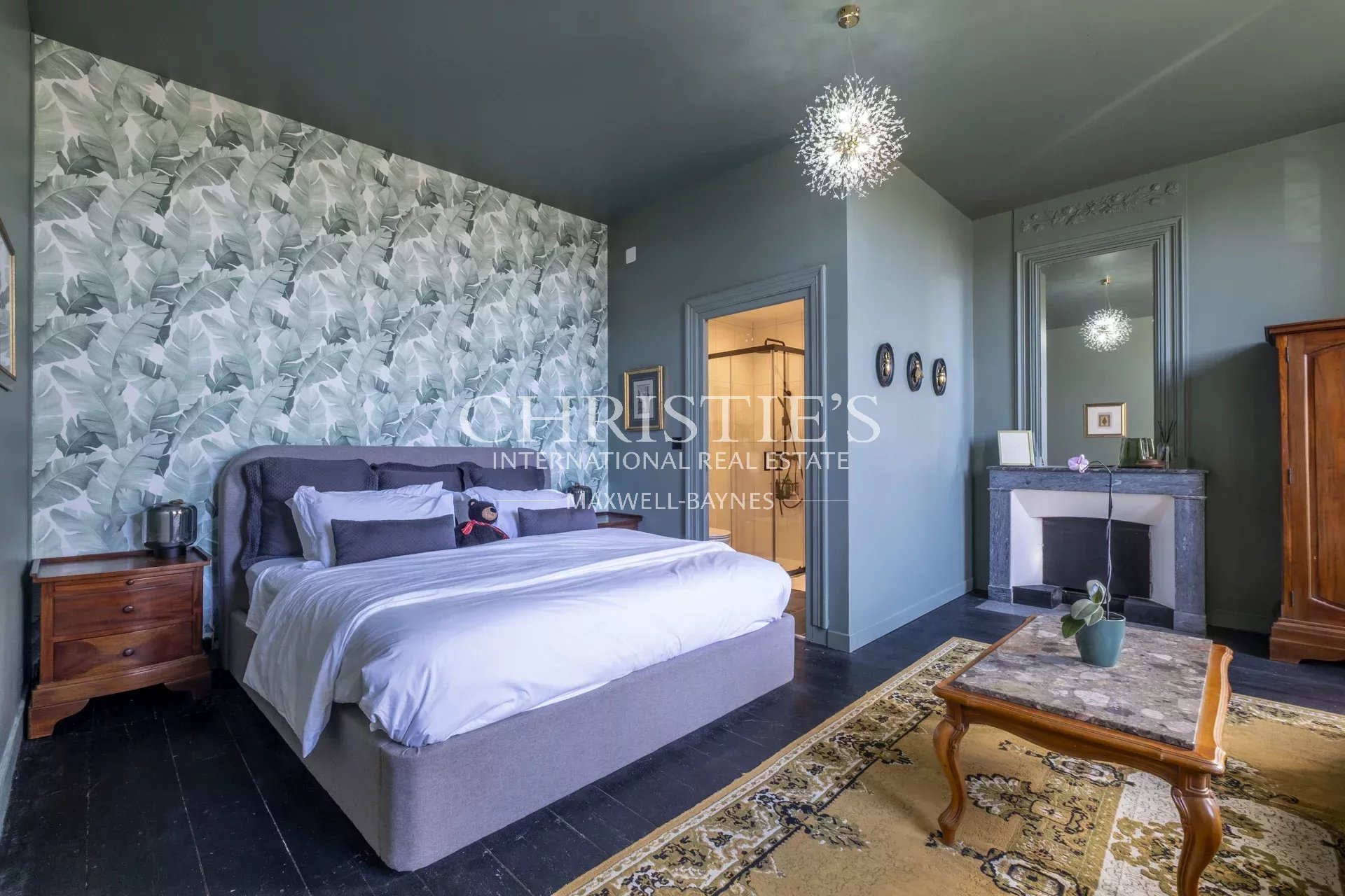 6 Bedroom Chateau's Image 11