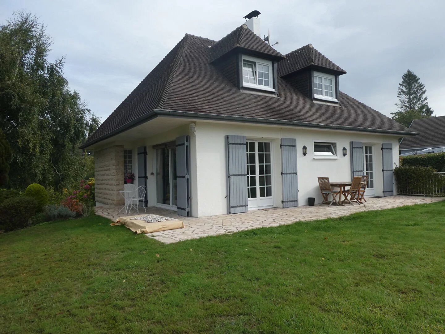 Maison Pont L Eveque, 115 m² s/sous sol, 4 ch dt 1 en rdc, 2xsdd, 1468 m², gaz de ville, tout à l'égout