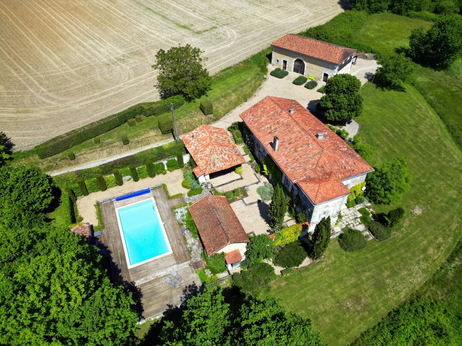 Belle propriété de caractère en pierre isolée avec belles vues