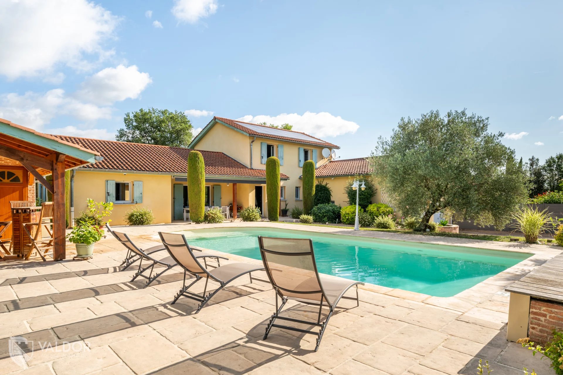 Villa d'environ 230 m² avec piscine