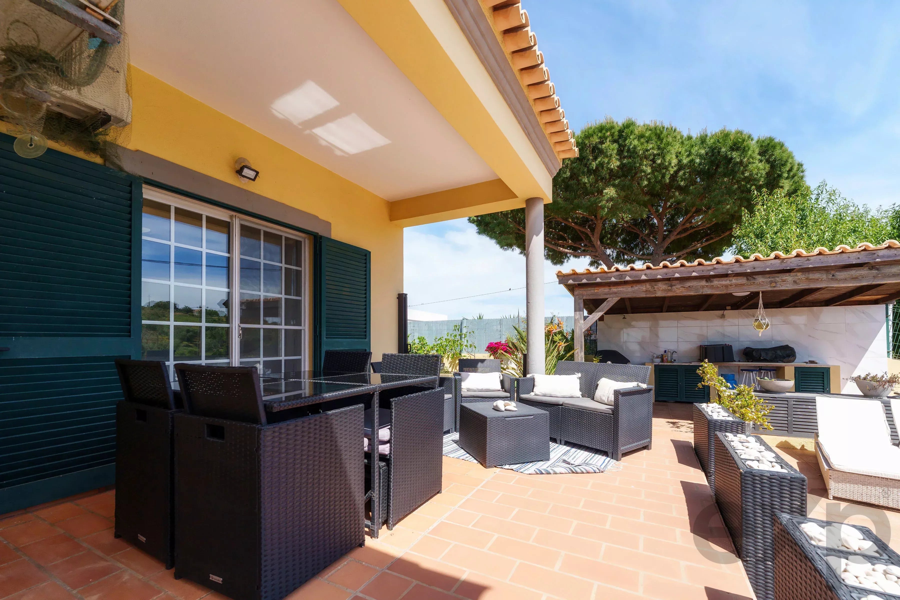 A fantastic, charming 4-bedroom villa with a garden and swimming pool on the outskirts of Olhão 87006245 image 9