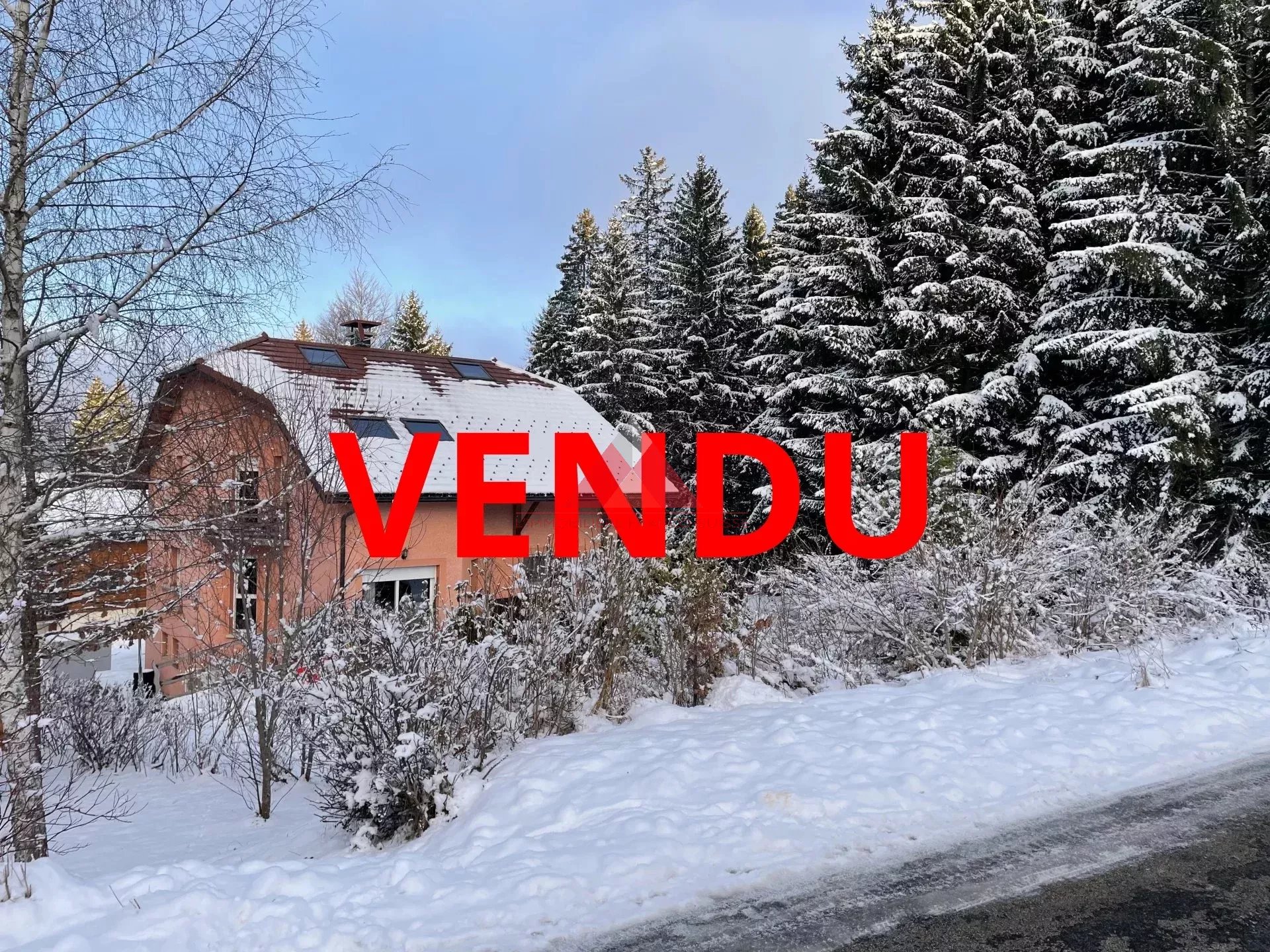 Ensemble immobilier de 3 appartements loués