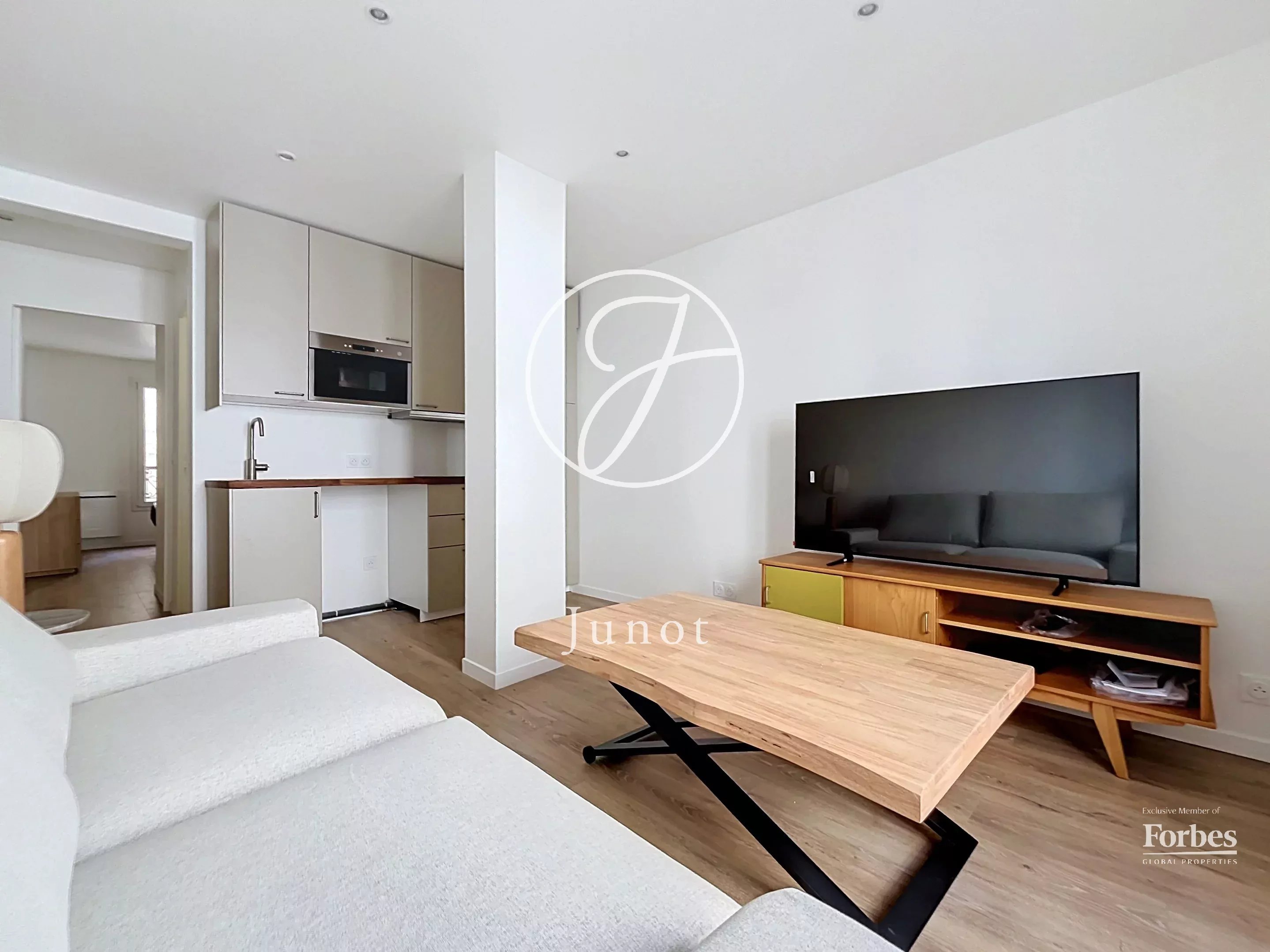 Paris 18e - RUE CONSTANCE / ABBESSES / LEPIC - Appartement 2 pièces vide à louer - 32,23m² Carrez - 1 chambre.