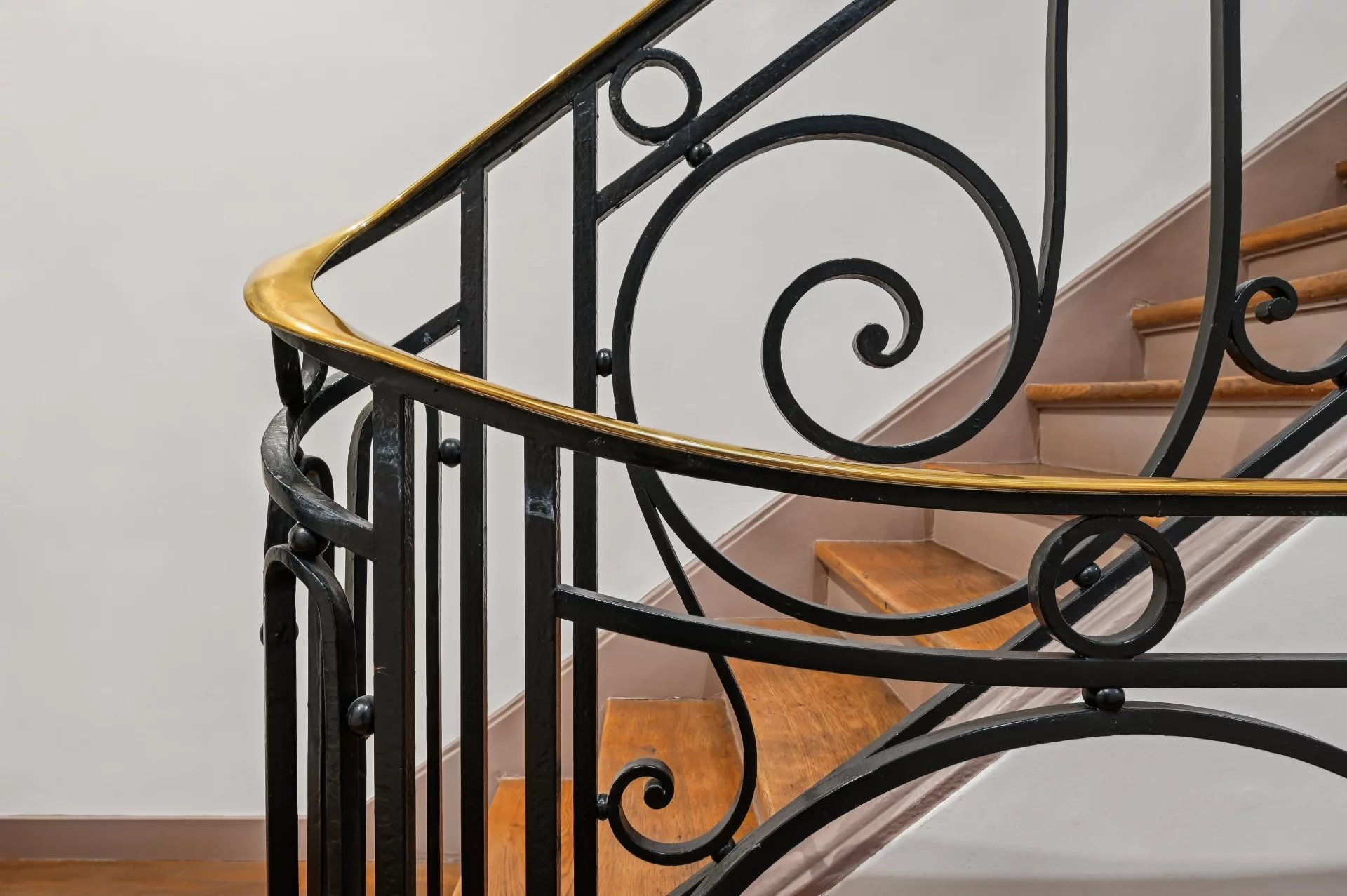 Paris XVIe - Square Lamartine - Private reception and family mansion - rare for sale.