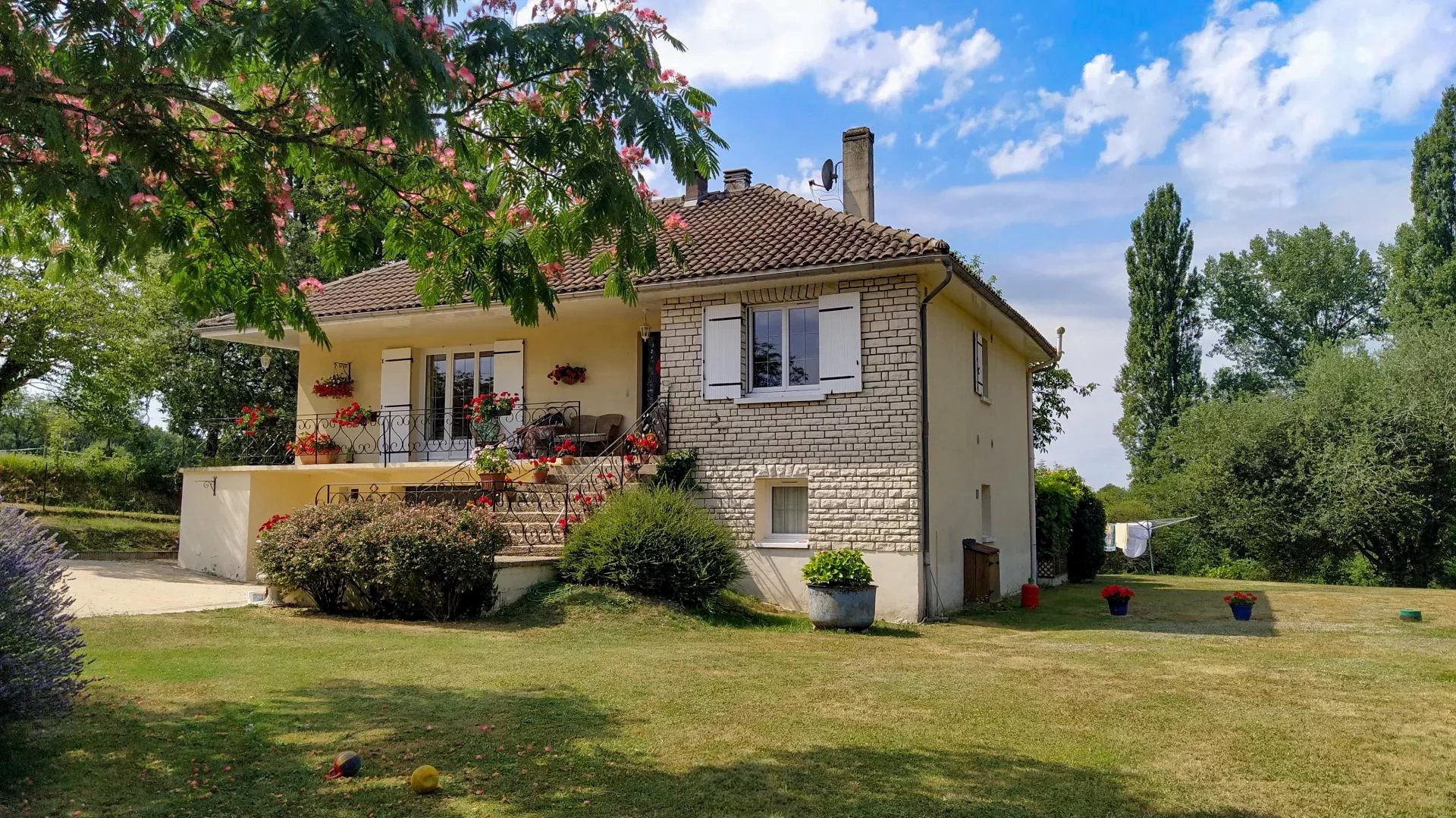 Maison indépendante de 3 chambres et 3 salles de bain près de Brantome et Périgueux