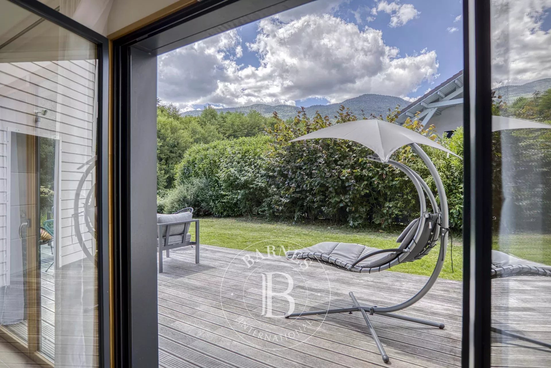 BARNES Pays de Gex – DIVONNE-LES-BAINS – SECTEUR RÉSIDENTIEL – VILLA D’ARCHITECTE RÉNOVÉE AVEC PISCINE - picture 10