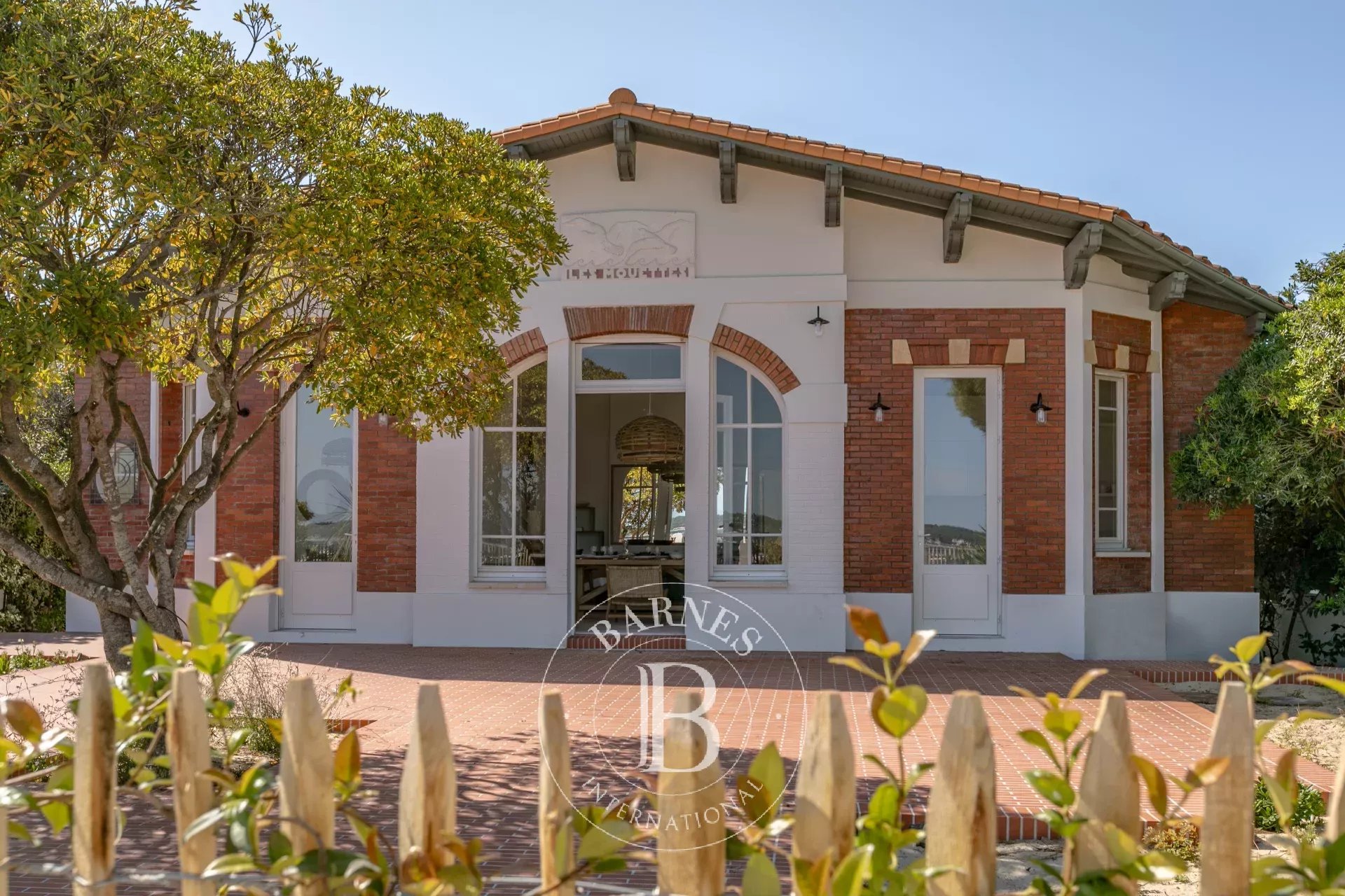SUMPTUOUS FRONT-LINE VILLA IN CAP FERRET VILLAGE - picture 6 title=