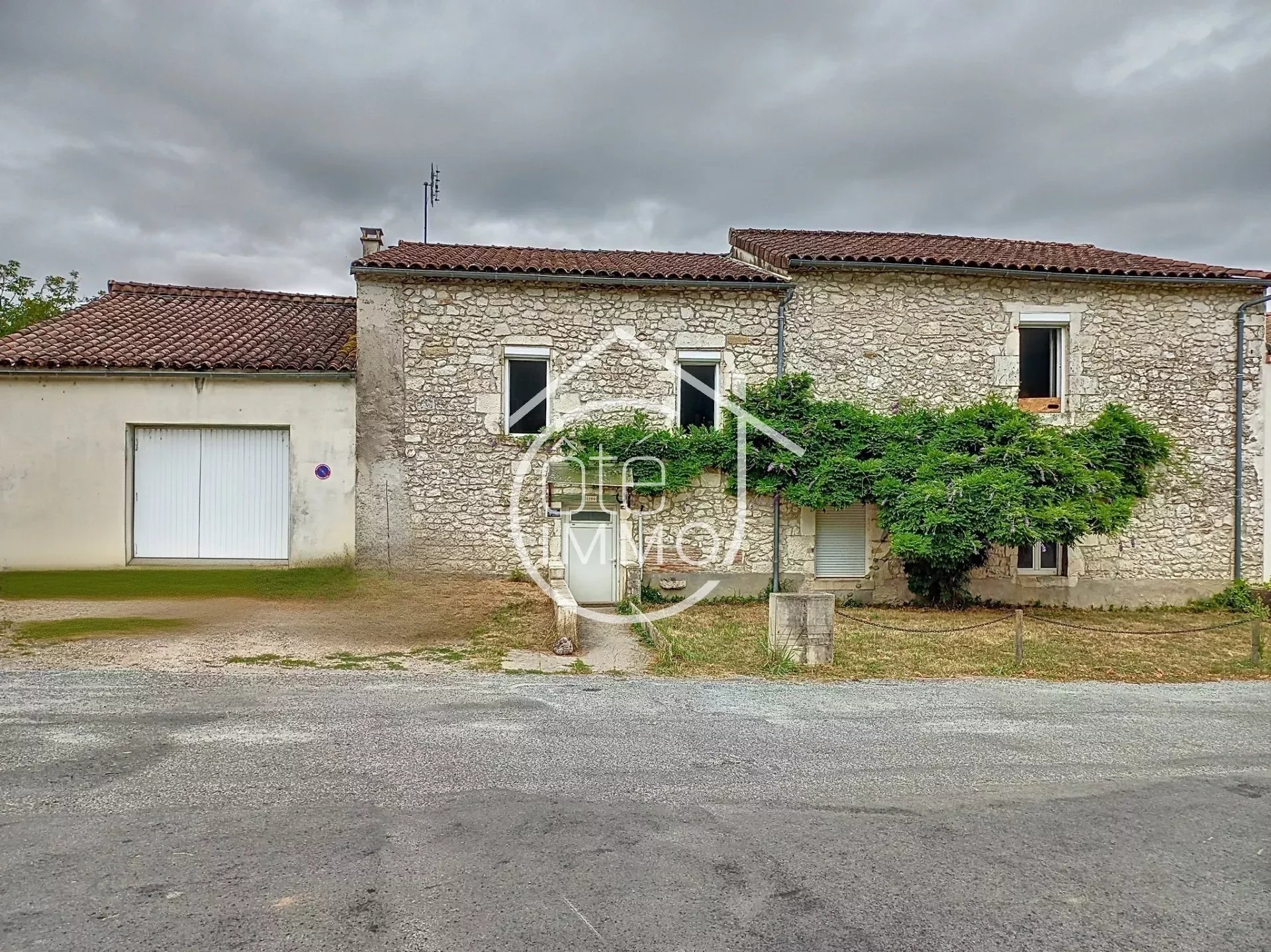 St Antoine de Breuilh : Maison en pierre, 5 chambres, 1436m² de terrain clos, dépendances.