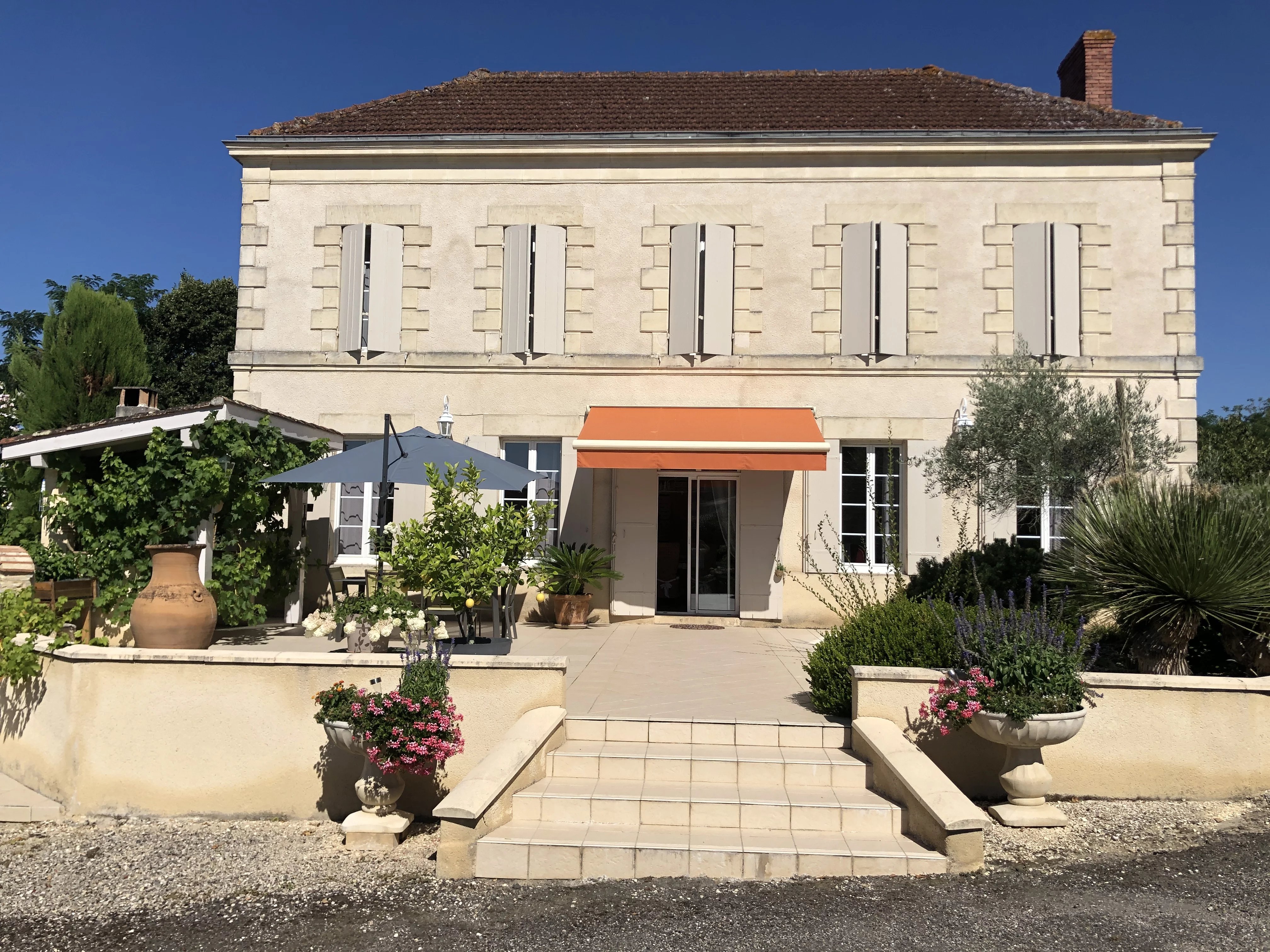 1 hour from Bordeaux - Character property with swimming pool, outbuildings, petanque area