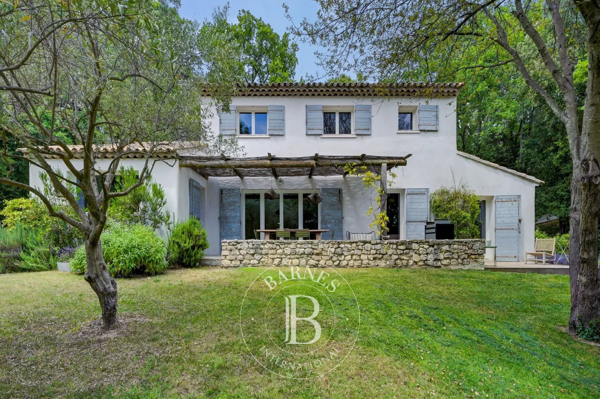 Just outside Aix-en-Provence – 5-Bedroom Home – Swimming Pool – 2,974 sqm Land – Peaceful Setting