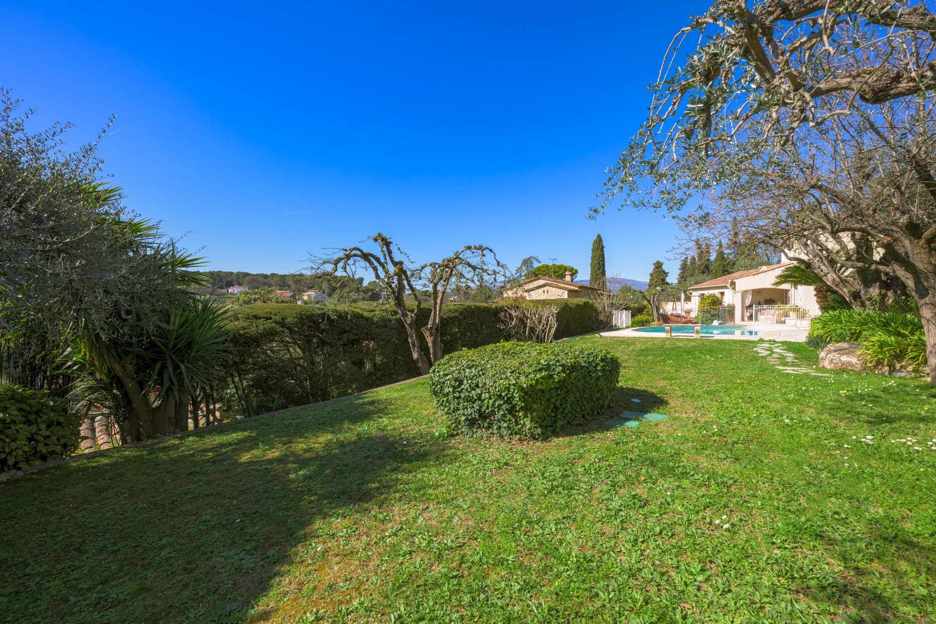 MOUGINS – SOUGHT-AFTER AREA – WALKING DISTANCE TO SHOPS - picture 1