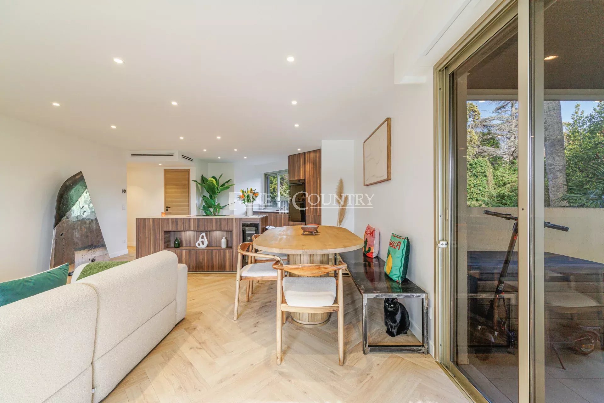 Photo of For Sale – 2-Bedroom Apartment – Cannes Montrose