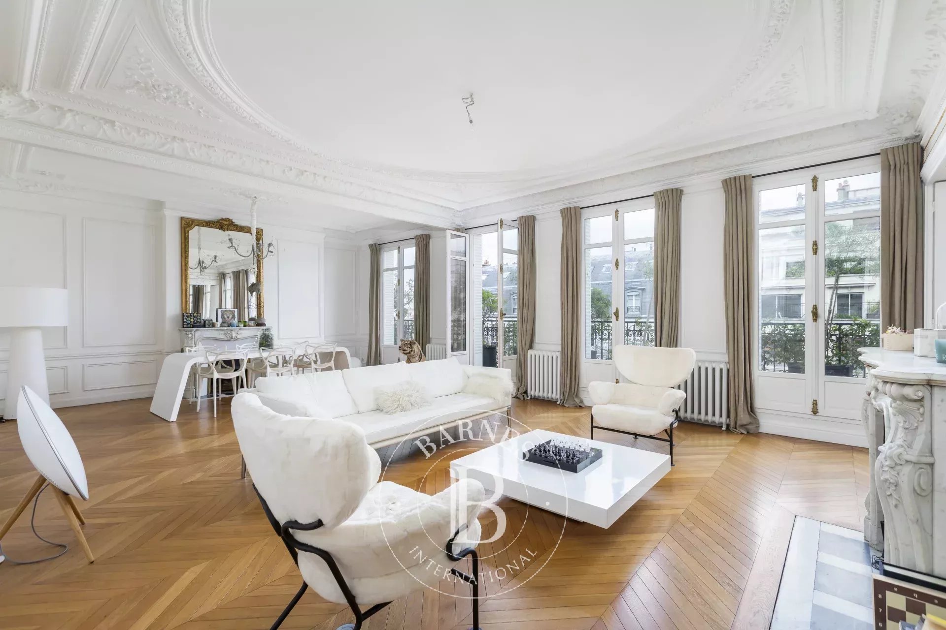 Paris 7 - Saint-Germain-des-Prés - high floor - continuous balcony - 3/4 bedrooms