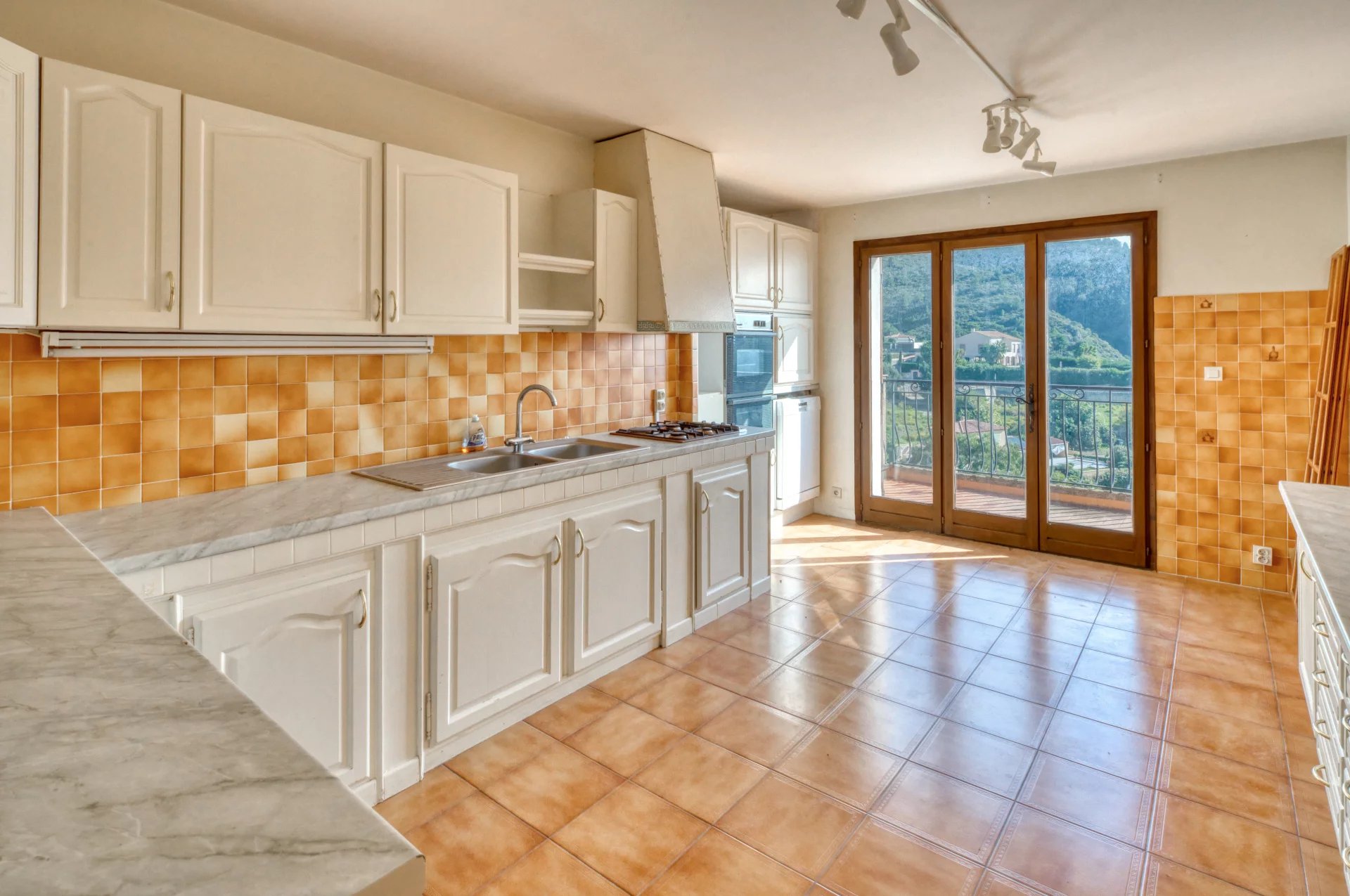 Èze – Villa de Prestige avec Vue Mer et Fort Potentiel – À 6 km de Monaco