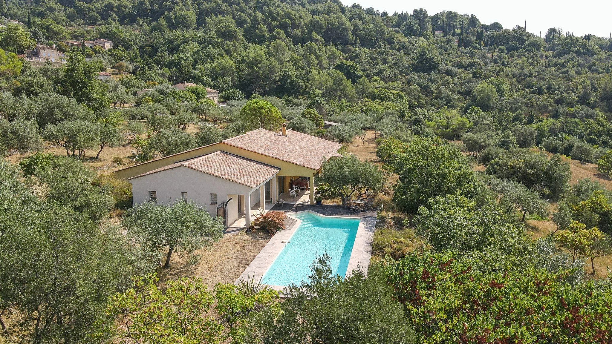 Provence: maison contemporaine de plain pied à la campagne dans les oliviers avec très belle vue et piscine