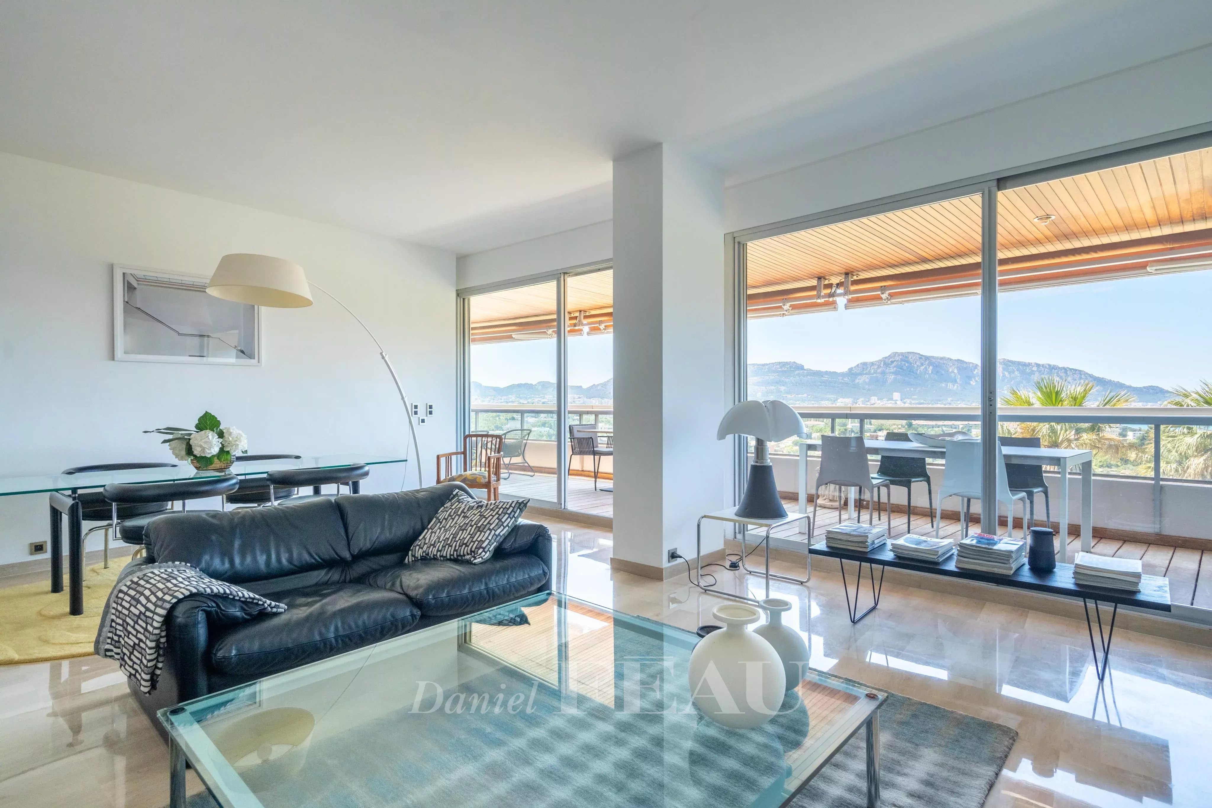 Marseille 8th District – A renovated apartment enjoying a sea view